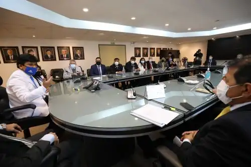 Presidente de EsSalud, Mario Carhuapoma se reunió con los diferentes decanos de los colegios profesionales del país. Foto: ANDINA/Difusión