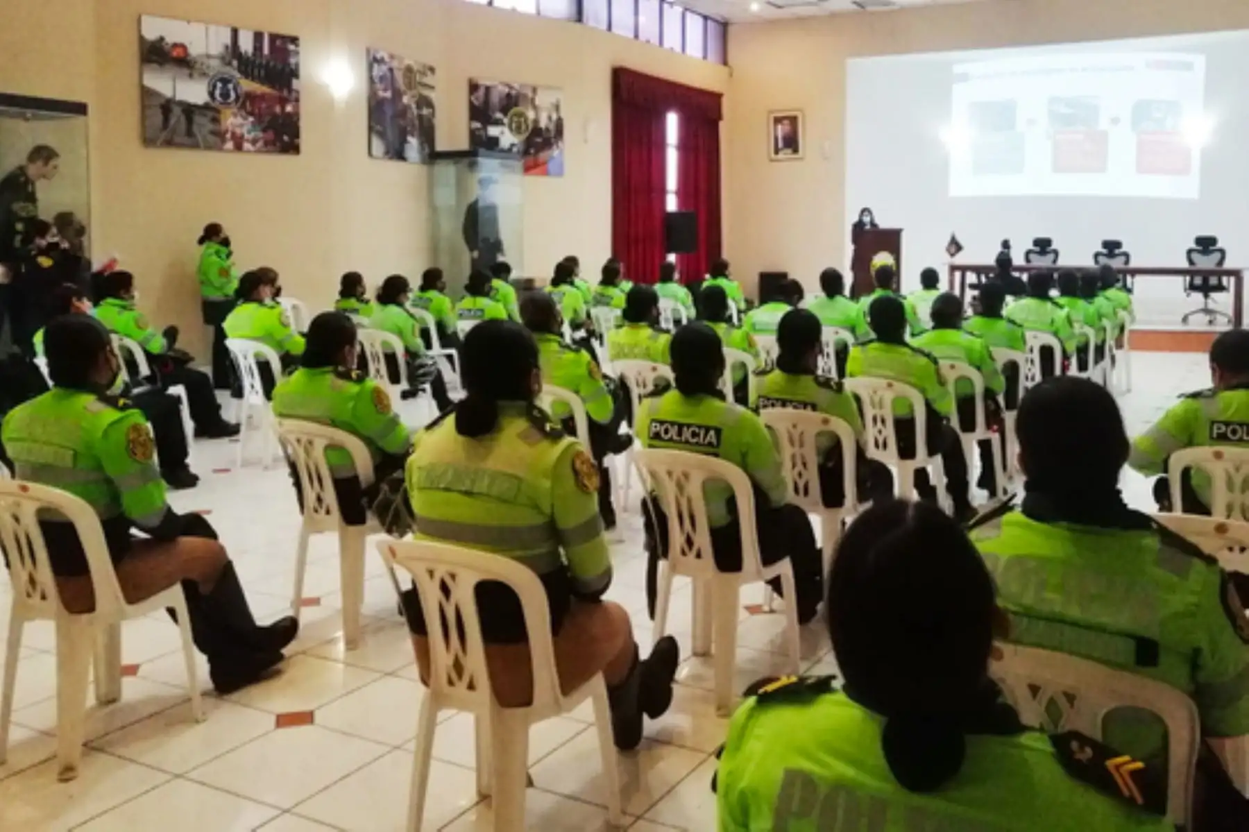 El objetivo principal del taller fue reforzar los conceptos, la labor preventiva y de control de la norma que reglamenta el uso de la bicicleta,la Ley N°30936. ANDINA/ MTC