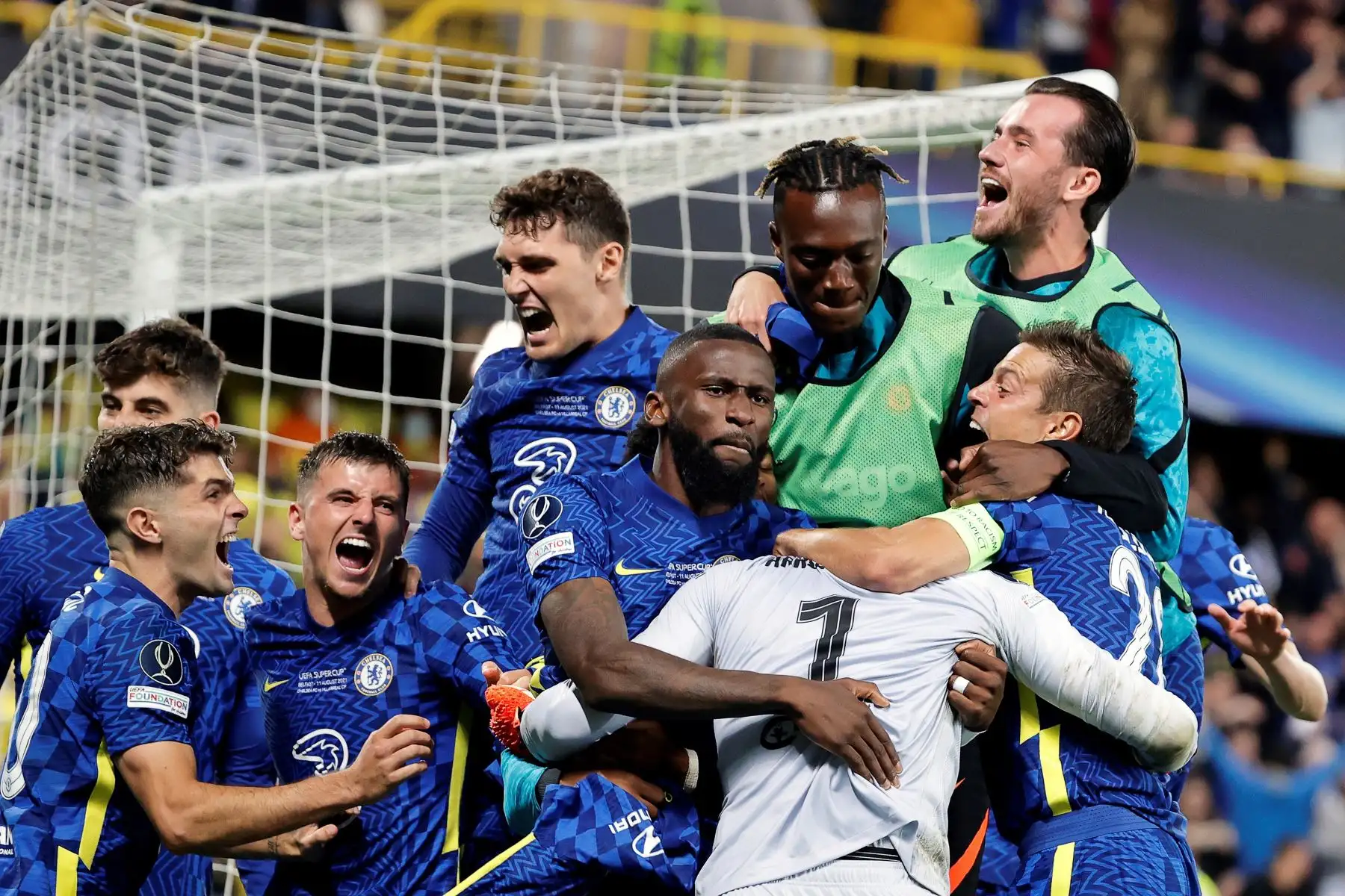 Los jugadores del Chelsea FC celebran su victoria en los penaltis ante el Villarreal CF durante la Supercopa de Europa, en el estadio Windsor Park de Belfast. Foto: EFE