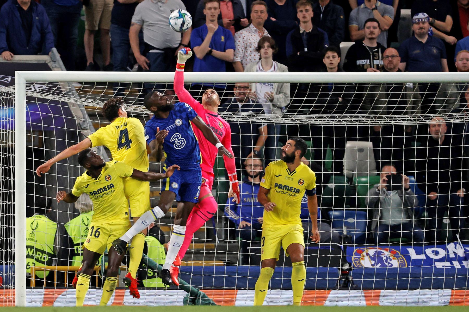 El guardameta del Villarreal CF, Sergio Asenjo, despeja un balón durante el partido ante el Chelsea FC por la Supercopa de Europa, en el estadio Windsor Park de Belfast. Foto: EFE