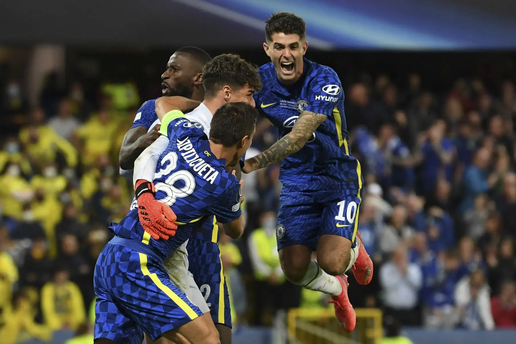 El mediocampista estadounidense del Chelsea, Christian Pulisic, se suma para celebrar la victoria ante Villarreal por la Supercopa de la UEFA, en el Windsor Park de Belfast. Foto: AFP
