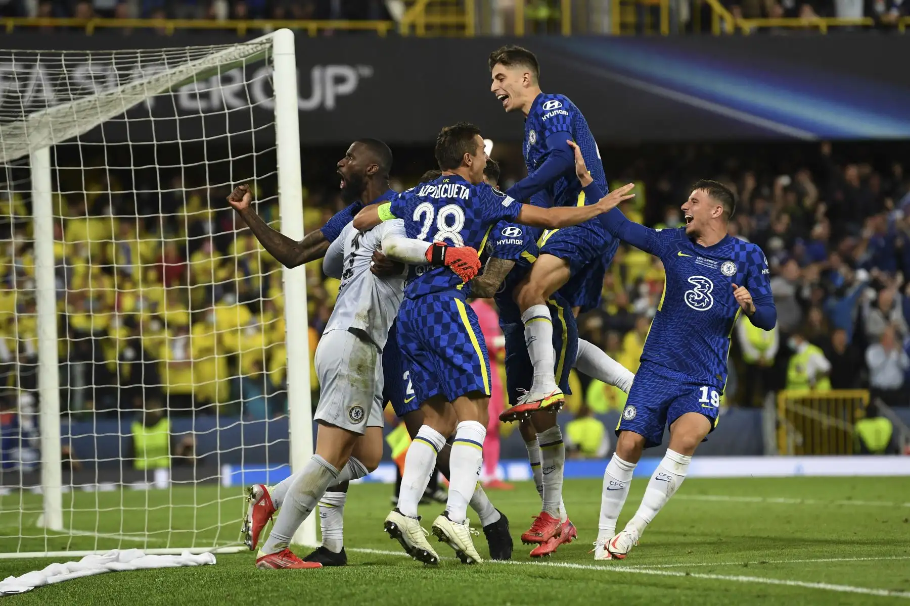Los jugadores del Chelsea celebran tras ganar el partido ante Villarreal por la Supercopa de la UEFA, en el Windsor Park de Belfast. Foto: AFP
