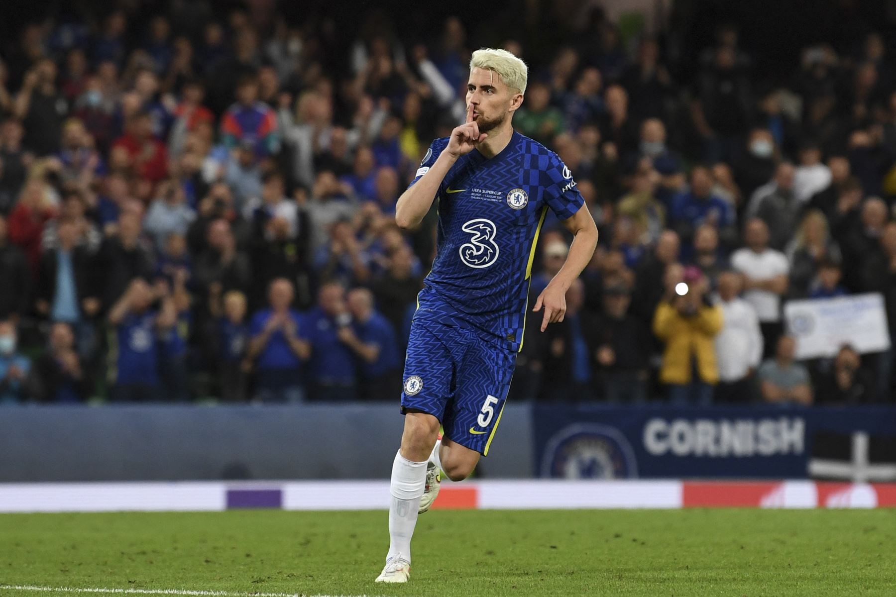 El centrocampista italiano del Chelsea, Jorginho, reacciona tras marcar un gol en la tanda de penaltis durante la final de la Supercopa de la UEFA, en el Windsor Park de Belfast. Foto: AFP