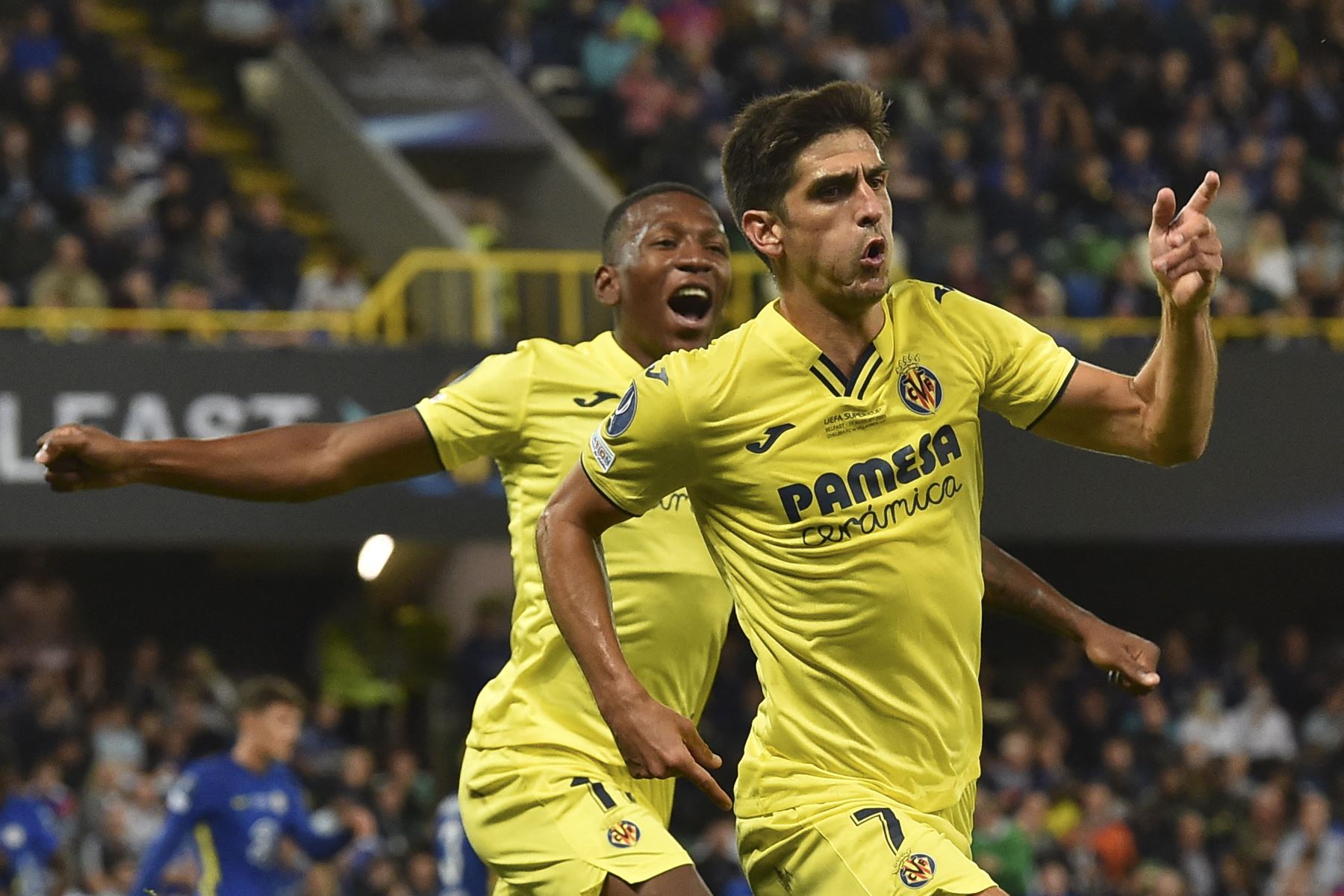 El delantero español del Villarreal, Gerard Moreno, celebra tras anotar ante Chelsea durante partido por la Supercopa de la UEFA, en el Windsor Park de Belfast. Foto: AFP