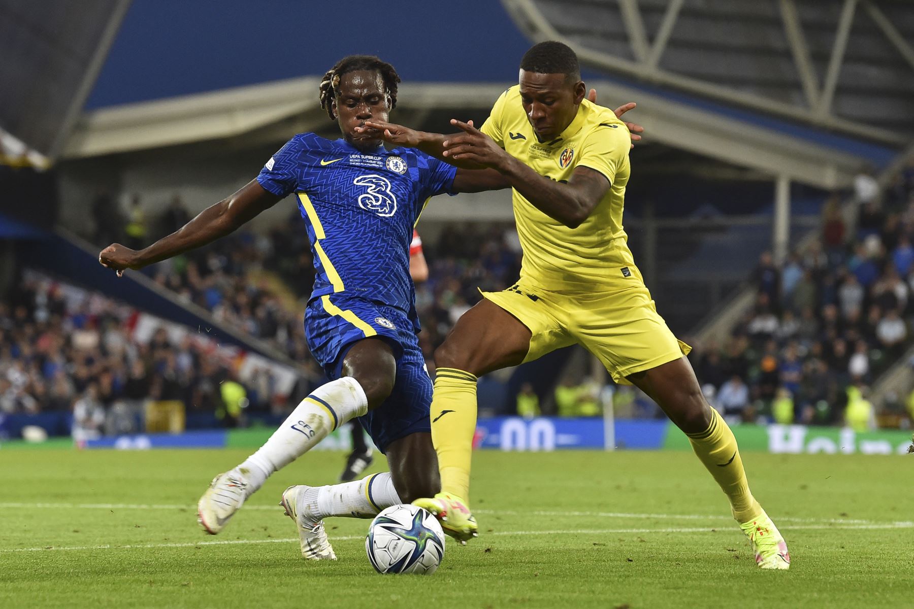 El defensor inglés del Chelsea, Trevoh Chalobah, aborda al defensor ecuatoriano del Villarreal, Pervis Estupinan, durante el partido de fútbol de la Supercopa de la UEFA, en el Windsor Park de Belfast. Foto: AFP