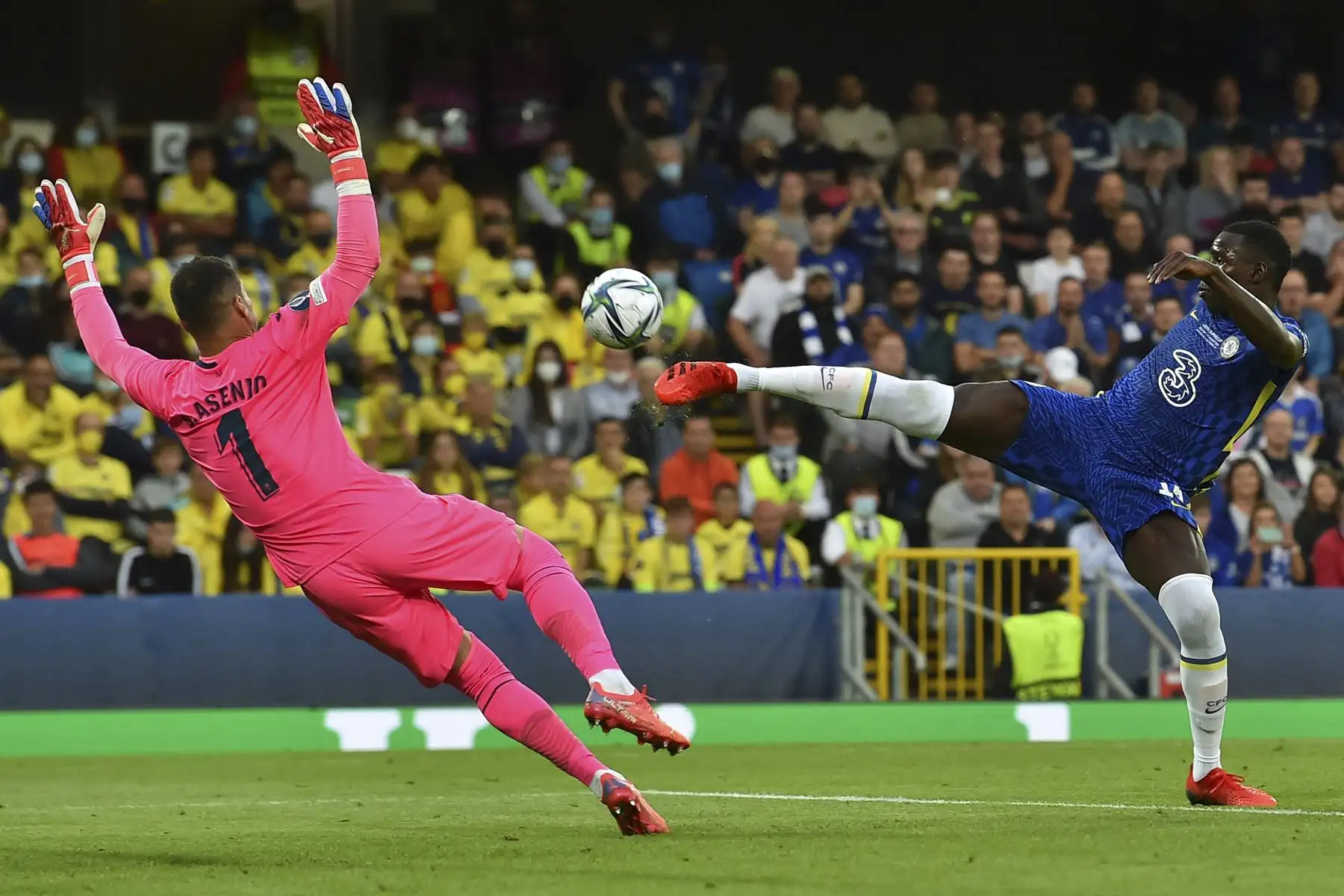 El defensor francés del Chelsea, Kurt Zouma, intenta anotar durante el partido ante Villarreal por la Supercopa de la UEFA, en el Windsor Park de Belfast. Foto. AFP