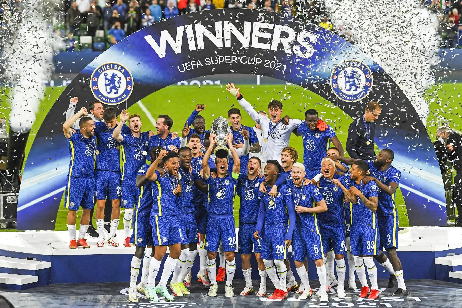 El defensa español del Chelsea, César Azpilicueta, levanta el trofeo junto a su equipo tras vencer al Villarreal en penales por la Supercopa de Europa, en el Windsor Park de Belfast. Foto: AFP