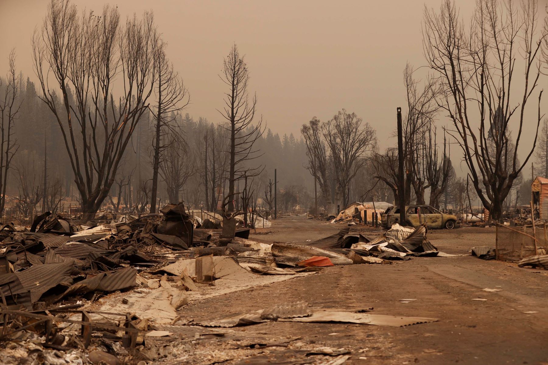 Un barrio destruido por el incendio Dixie en Greenville, California, EE. UU. Foto: EFE