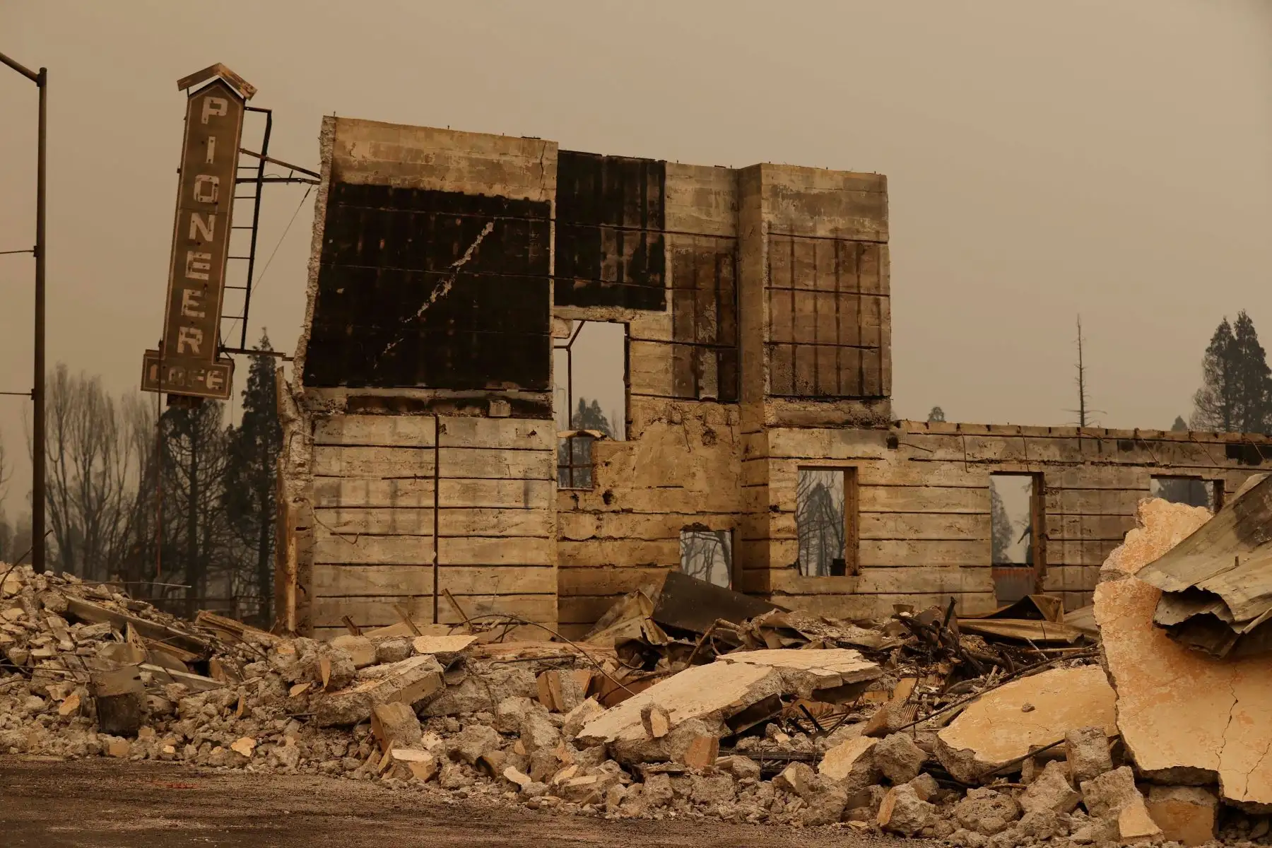Los puestos de café Pioneer destruidos por el incendio Dixie en Greenville, California, Estados Unidos. Foto: EFE