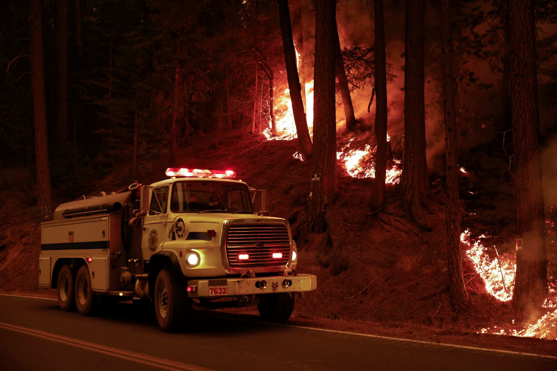 Un camión de bomberos se detiene para disparar a lo largo de la carretera como parte de las quemaduras de Dixie, en el condado de Plumas cerca de Taylorsville, California, EE. UU. Foto: EFE