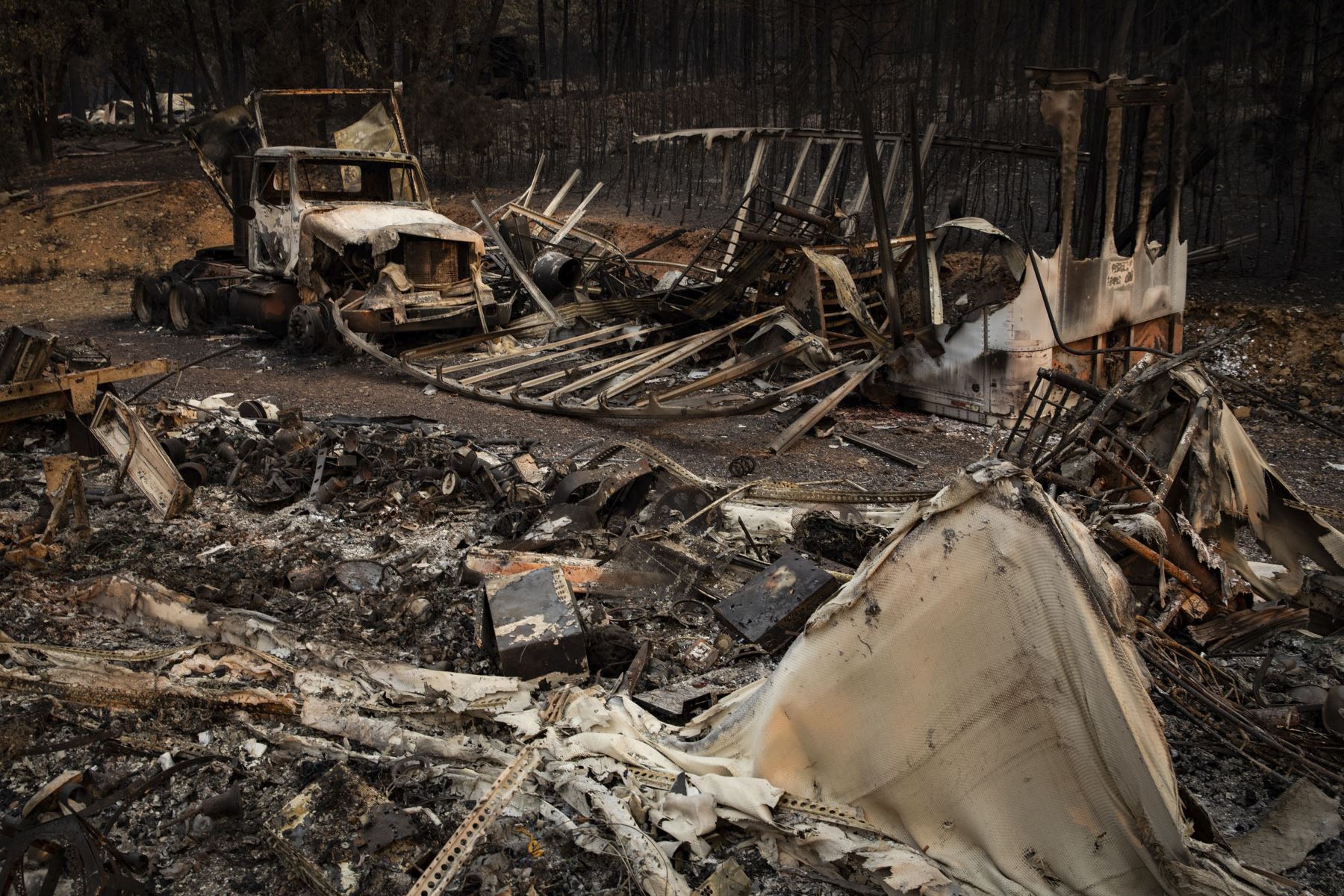 Una casa y un garaje destruidos por el incendio Dixie se encuentran junto a la carretera, cerca de Greenville, California. Foto: AFP