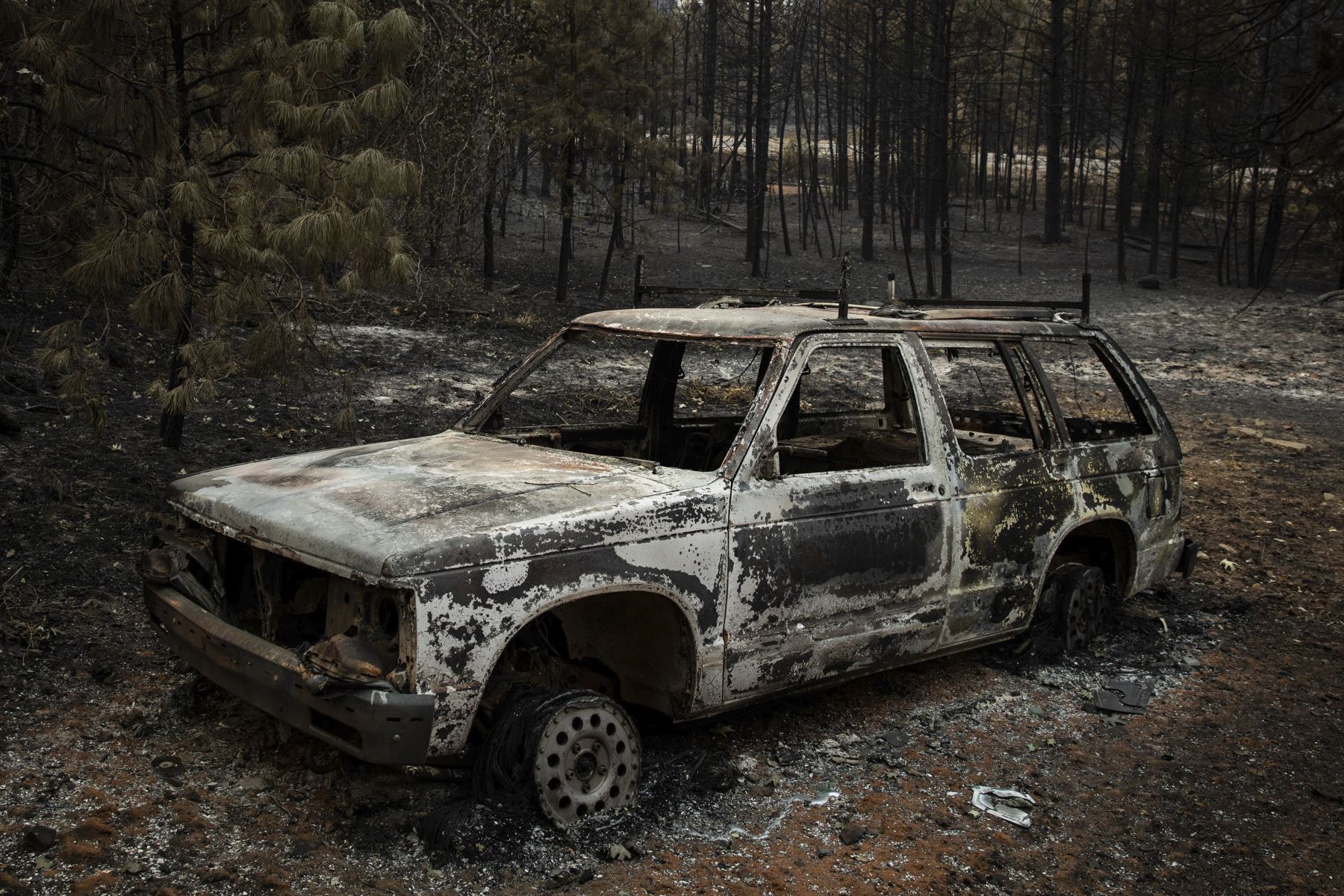 Un automóvil destruido por el incendio Dixie, junto a la  carretera, cerca de Greenville, California. Foto: AFP