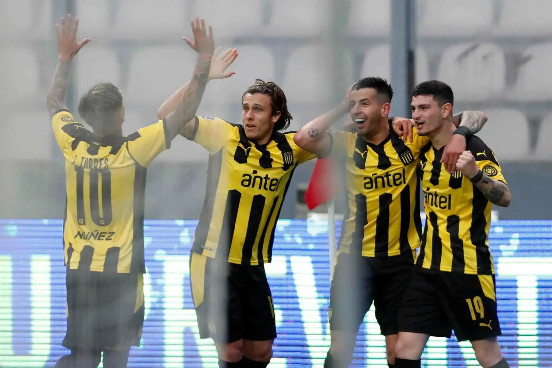 Agustín Álvarez de Peñarol celebra tras anotar ante Sporting Cristal en partido de los cuartos de final de la Copa Sudamericana, en el estadio Nacional. Foto: EFE