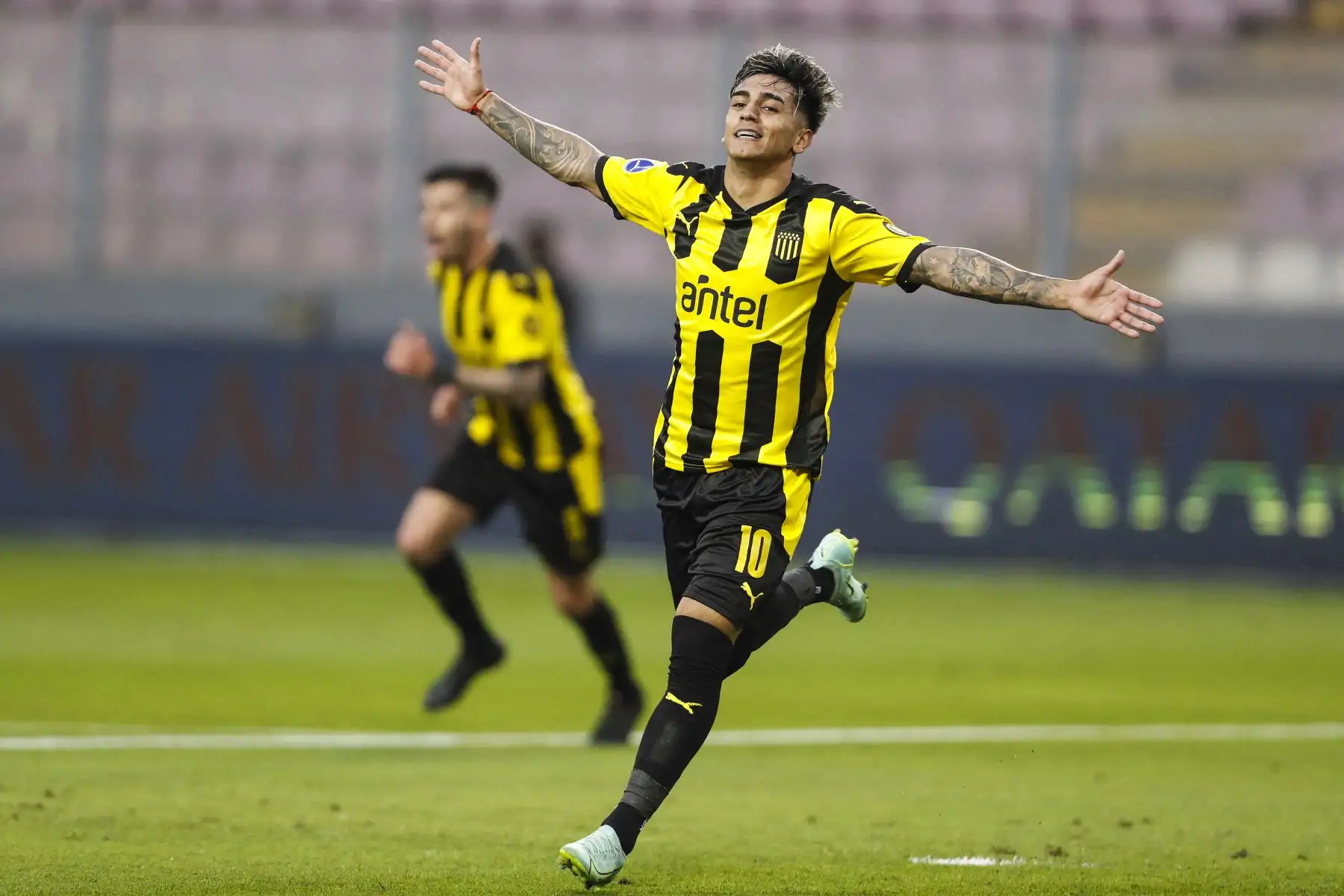El uruguayo Peñarol Facundo Torres celebra tras anotar ante el Sporting Cristal durante el partido por los  cuartos de final de la Copa Sudamericana, en el Estadio Nacional. Foto: AFP