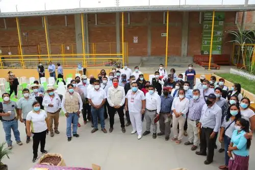 Ministro de Comercio Exterior y Turismo, Roberto Sánchez, se reunió con los trabajadores de la Cooperativa Agraria Noran en Piura. Foto: Cortesía.