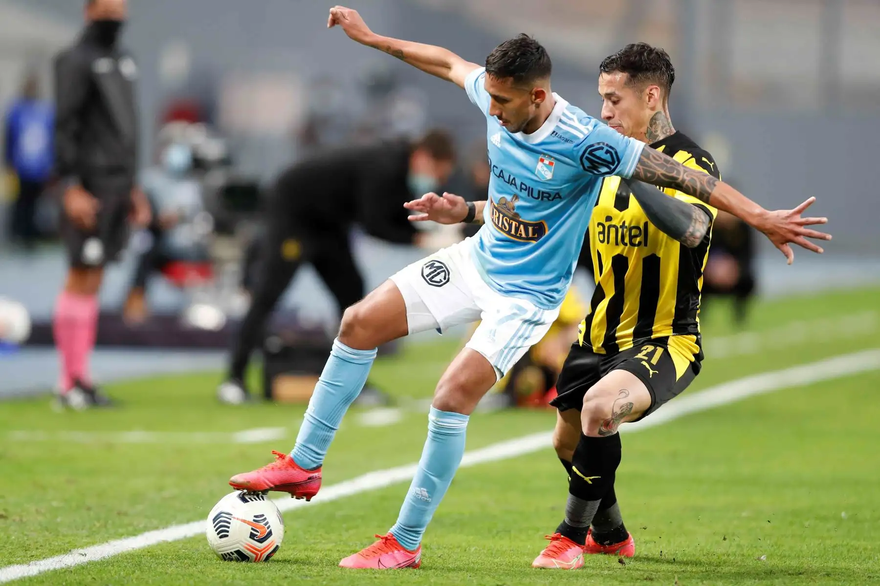 Christofer González de Sporting disputa un balón con Jesús Trindade de Peñarol durante partido por cuartos de final de la Copa Sudamericana, en el estadio Nacional. Foto: EFE