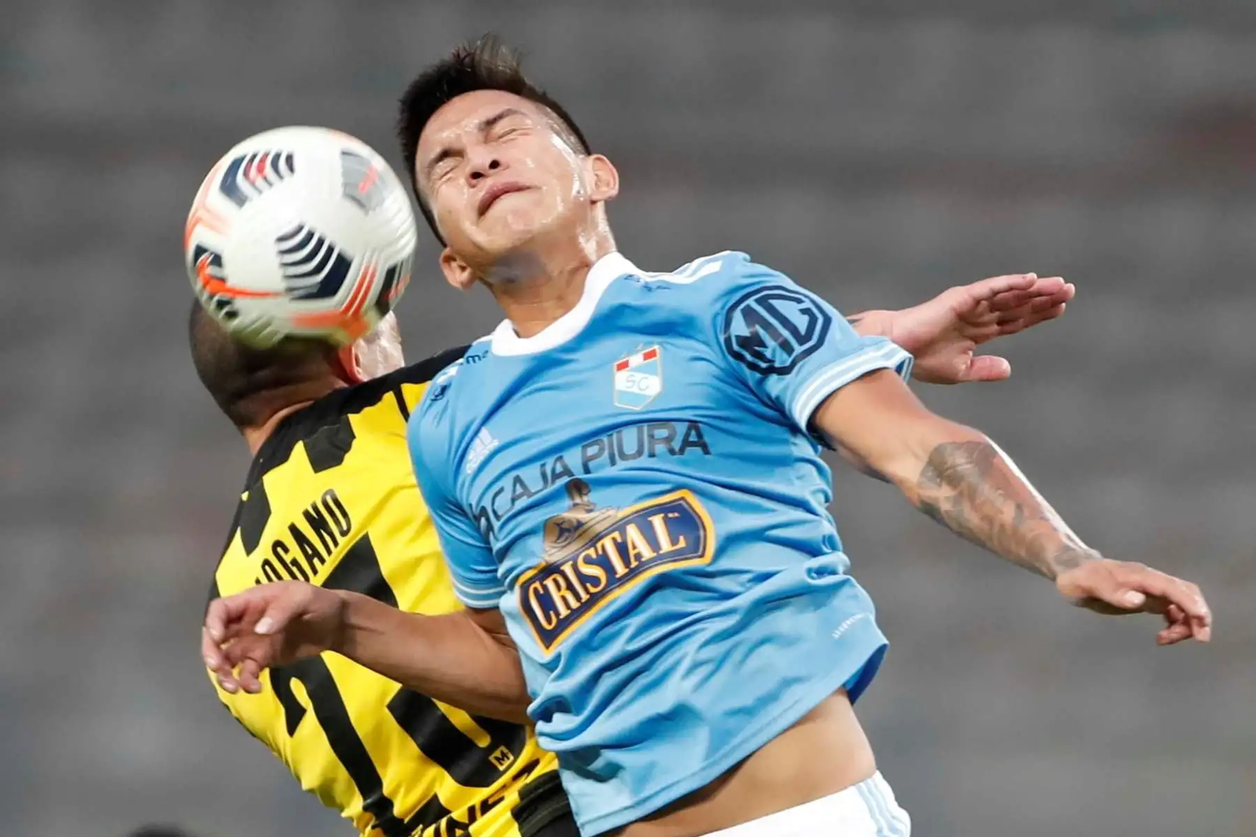 Gerald Távara de Sporting disputa un balón con Walter Gargano de Peñarol durante partido de los cuartos de final de la Copa Sudamericana, en el estadio Nacional. Foto: EFE
