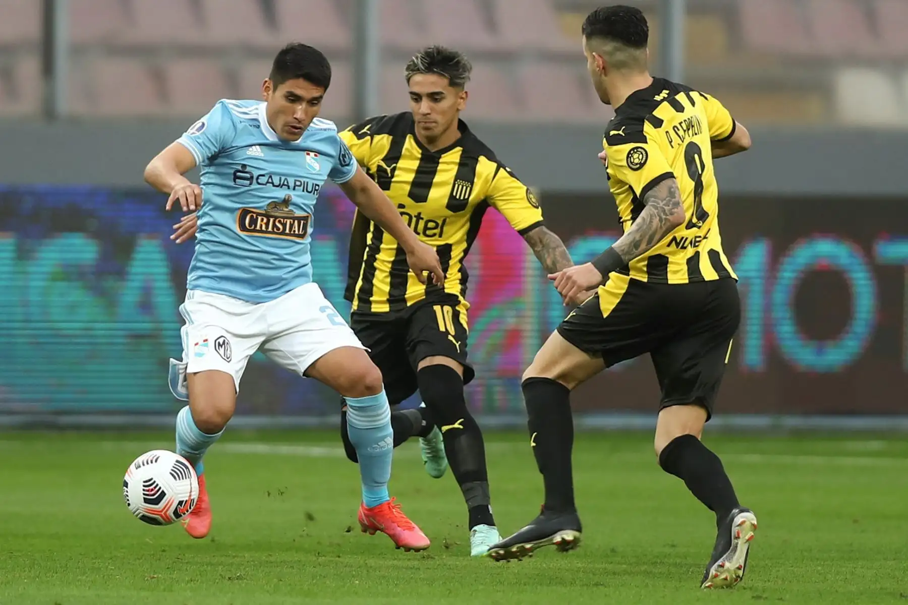 Irven Ávila de Sporting disputa un balón con Facundo Torres de Peñarol durante partido de los cuartos de final de la Copa Sudamericana, en el estadio Naciona. Foto: EFE