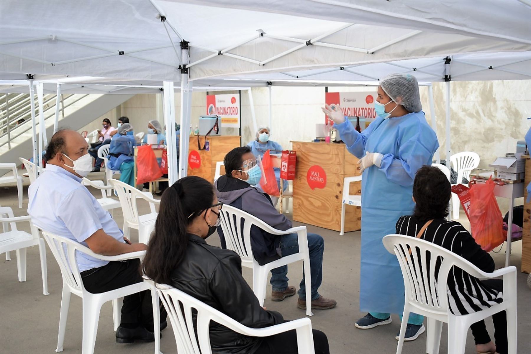 Vacunatorio contra la covid-19 en el centro comercial Mall Aventura de Chiclayo. Foto: ANDINA/Difusión