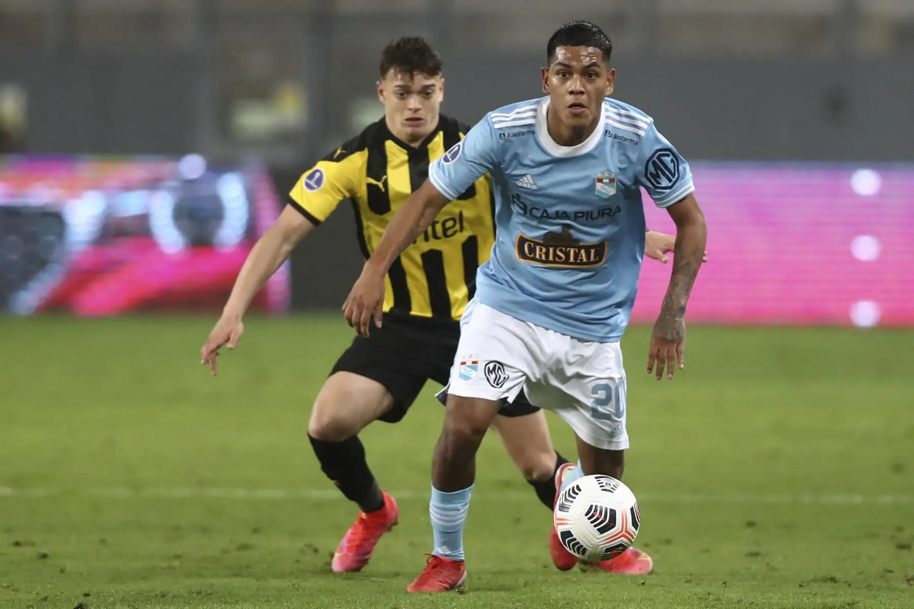 El uruguayo Peñarol David Terans y el peruano Sporting Cristal Joao Grimaldo disputan el balón durante partido de cuartos de final de la Copa Sudamericana, en el Estadio Nacional. Foto: AFP