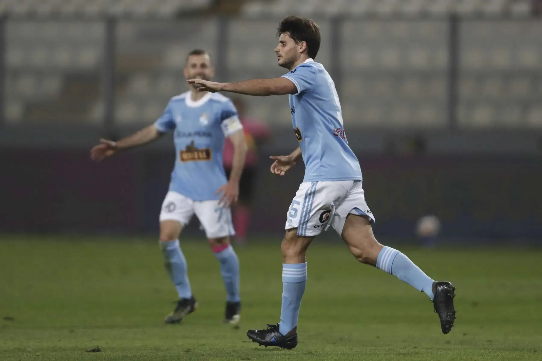 Omar Merlo de Sporting Cristal celebra tras anotar ante Peñarol de Uruguay durante partido por cuartos de final de la Copa Sudamericana, en el Estadio Nacional. Foto: AFP