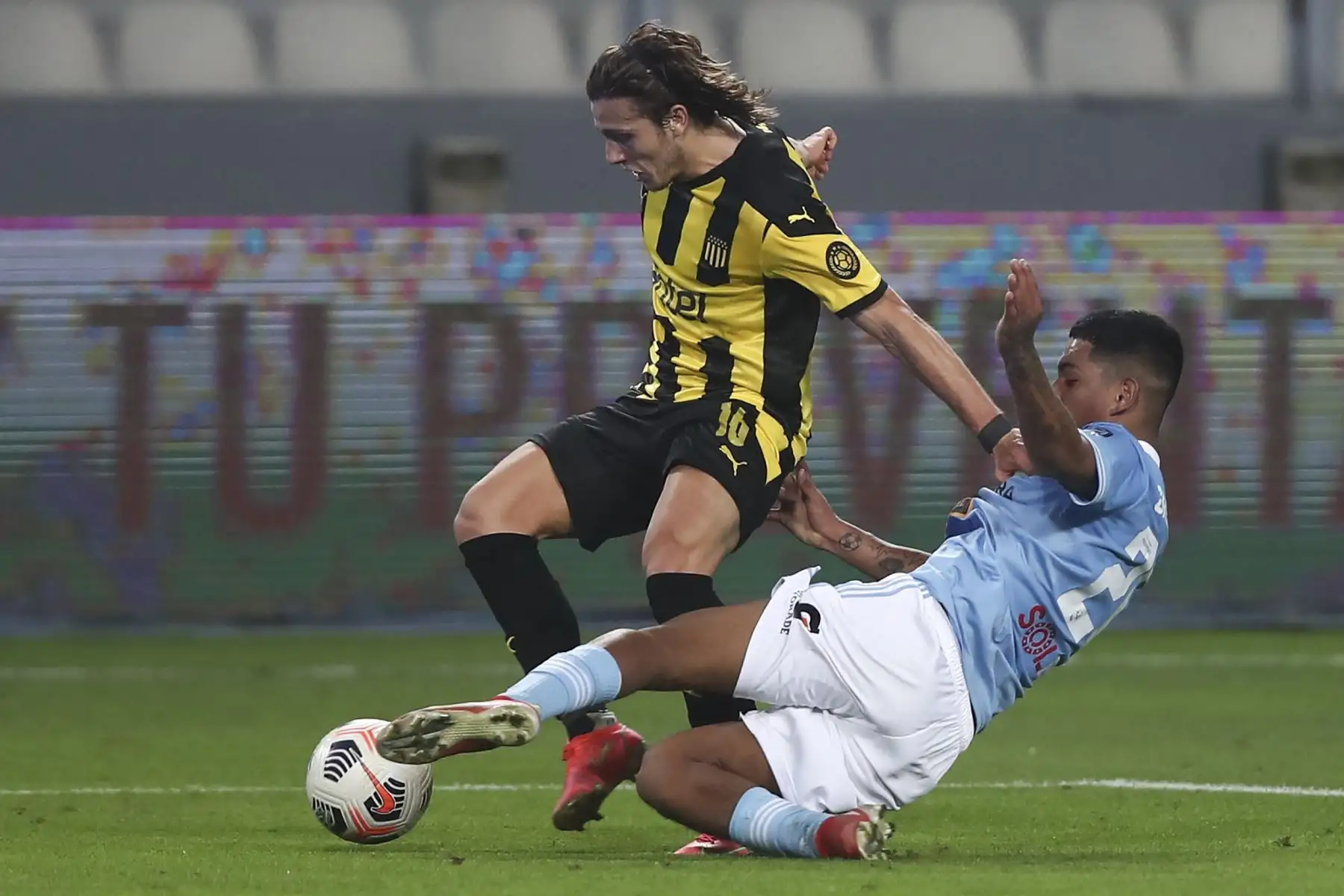 El uruguayo Peñarol Agustín Canobbio y el peruano Sporting Cristal Joao Grimaldo disputan el balón durante partido por los cuartos de final de la Copa Sudamericana, en el Estadio Nacional. Foto: AFP