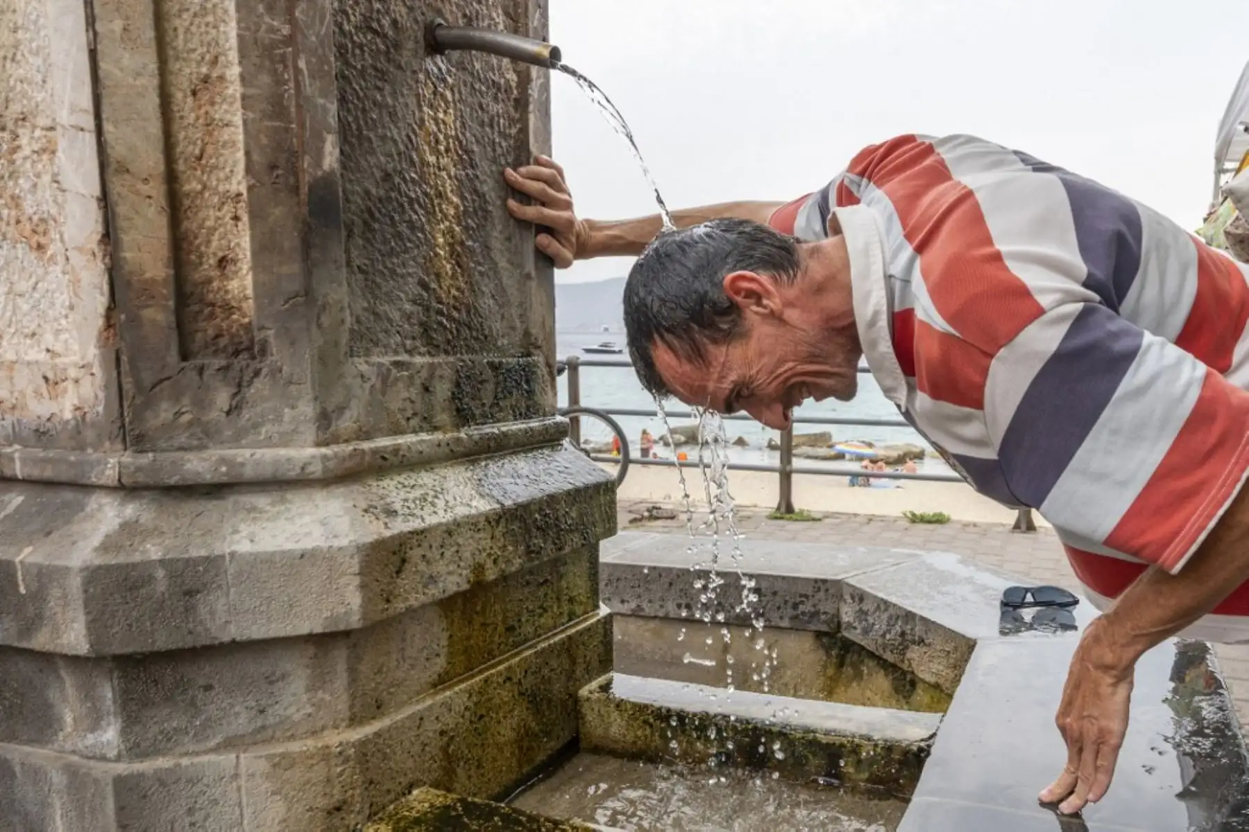 La ola de calor que se registra en el Mediterráneo está provocando en Italia la semana más cálida del año y las zonas sur y centro-oeste del país se encuentran en alerta al menos hasta el fin de la semana con temperaturas históricas que superan los 45 grados. Foto: AFP
