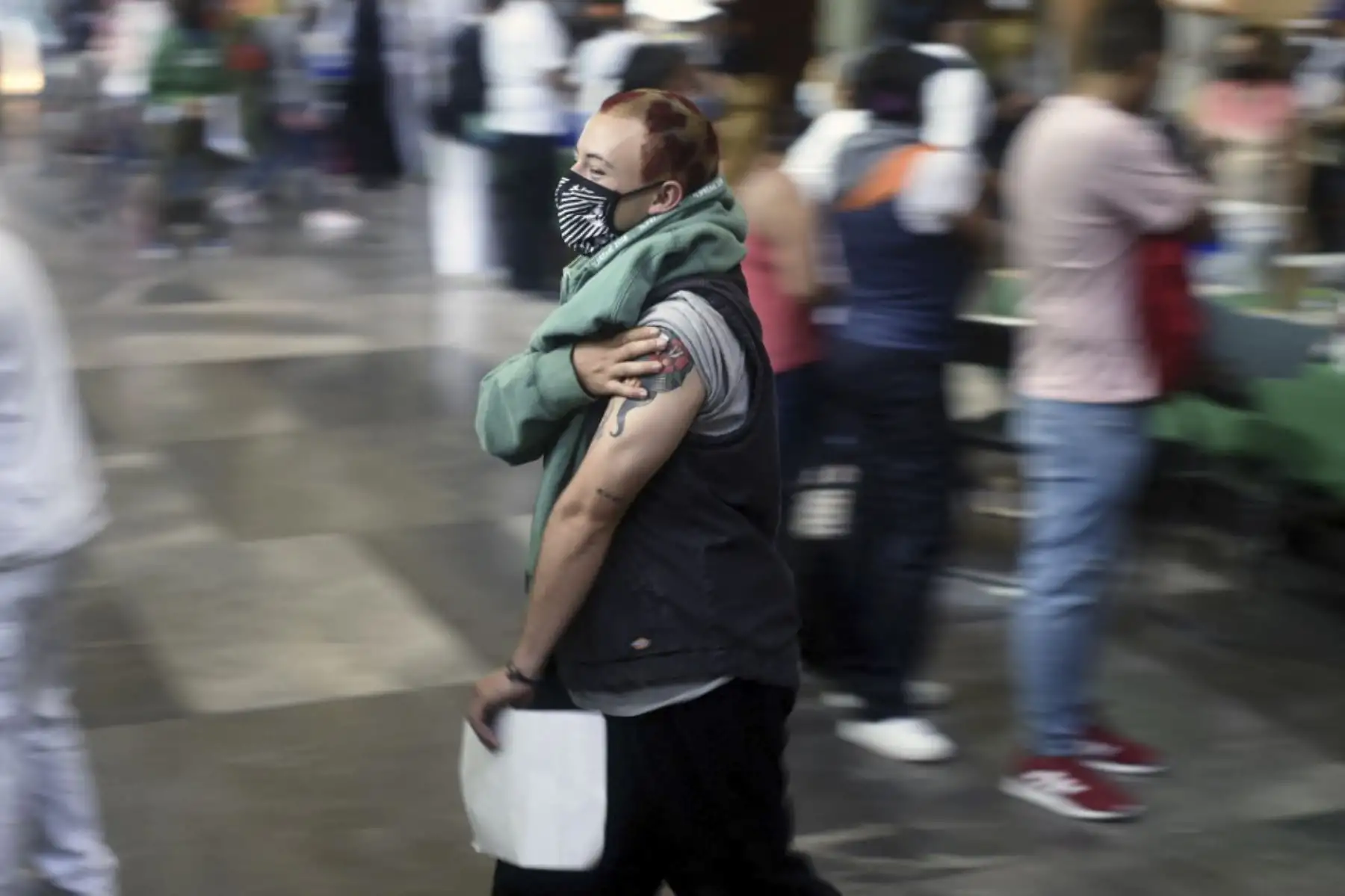 En el informe, las autoridades también indicaron que hasta ahora el programa de vacunación, que contempla a todos los mayores de 18 años, ha administrado 73.7 millones de dosis de la vacuna contra la covid-19, al sumar 781,021 en la última jornada. Foto: AFP