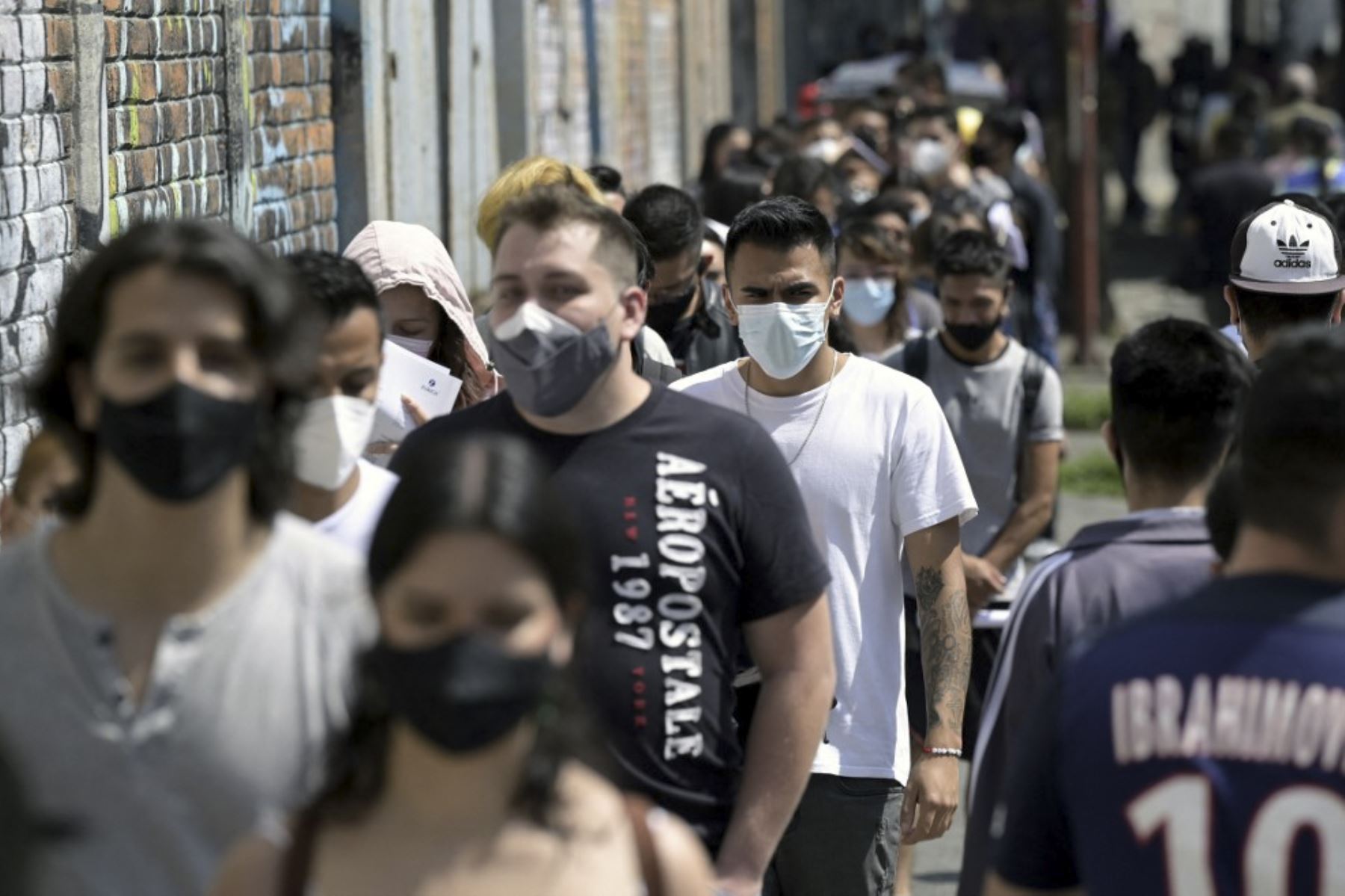 México reportó este miércoles 22,711 nuevos contagios confirmados de la covid-19 en la última jornada, el máximo dato diario de toda la pandemia, para totalizar 3 millones 20,596 casos, además de 727 nuevas muertes para alcanzar un total de 246,203. Foto: AFP