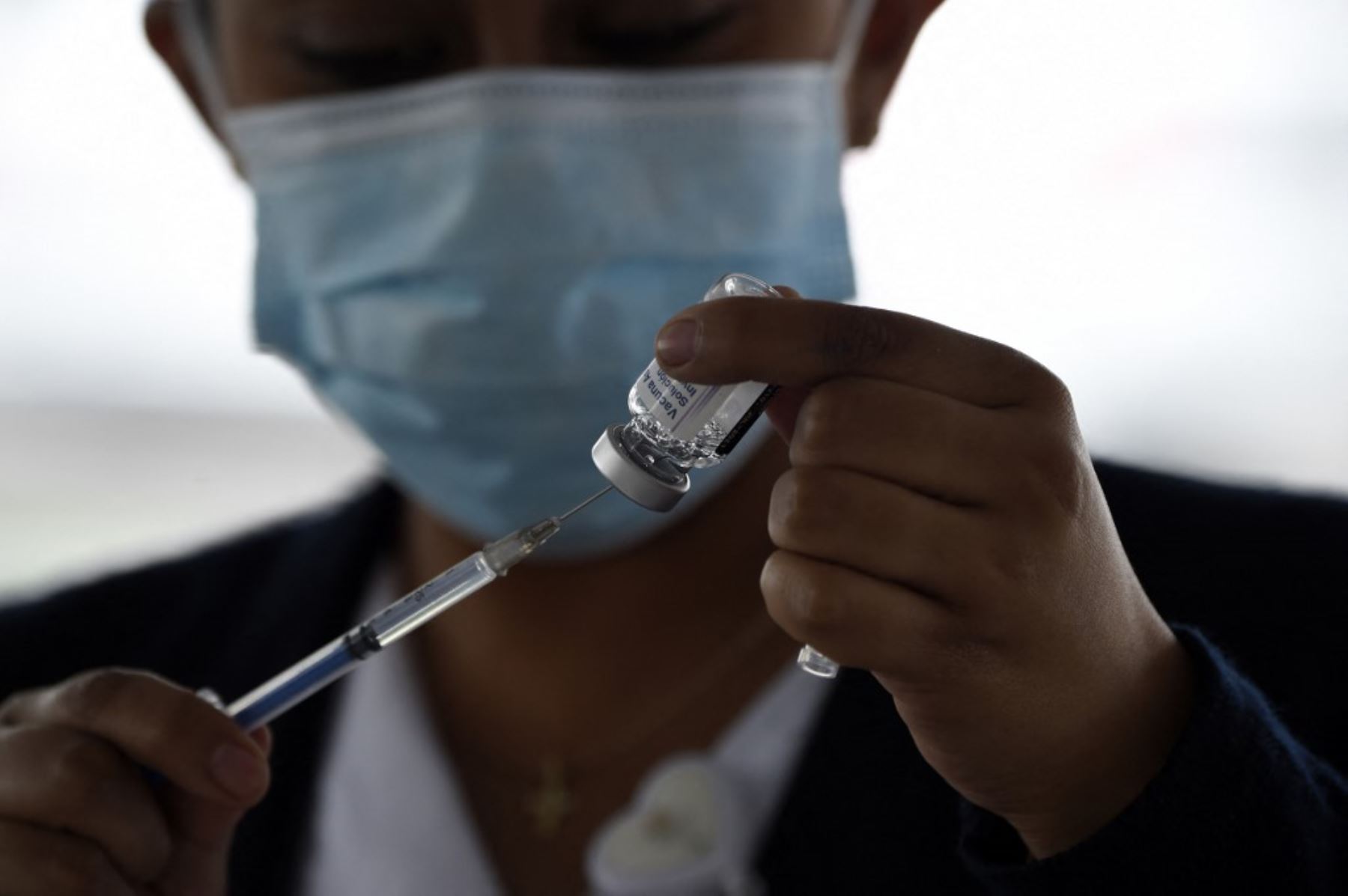 El reporte también precisó que 28.01 millones de personas han completado el esquema de vacunación, de 126 millones de habitantes que tiene el país. Foto: AFP