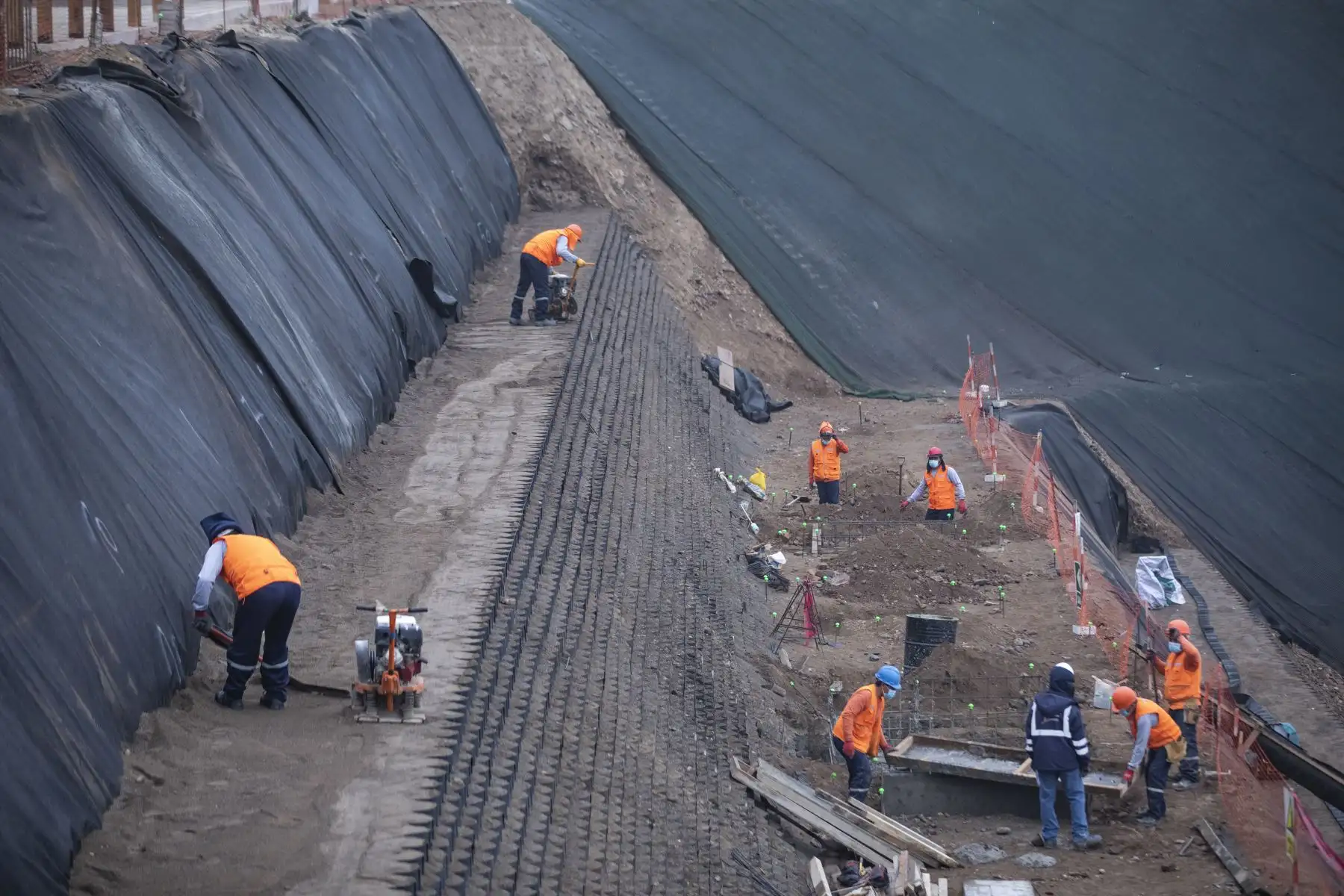 El alcalde de Lima, Jorge Muñoz, supervisa el avance de obras de estabilización de talud para prevenir el deslizamiento de rocas hacia la Costa Verde en Malecón Castagnola de Magdalena de Mar Foto: MML