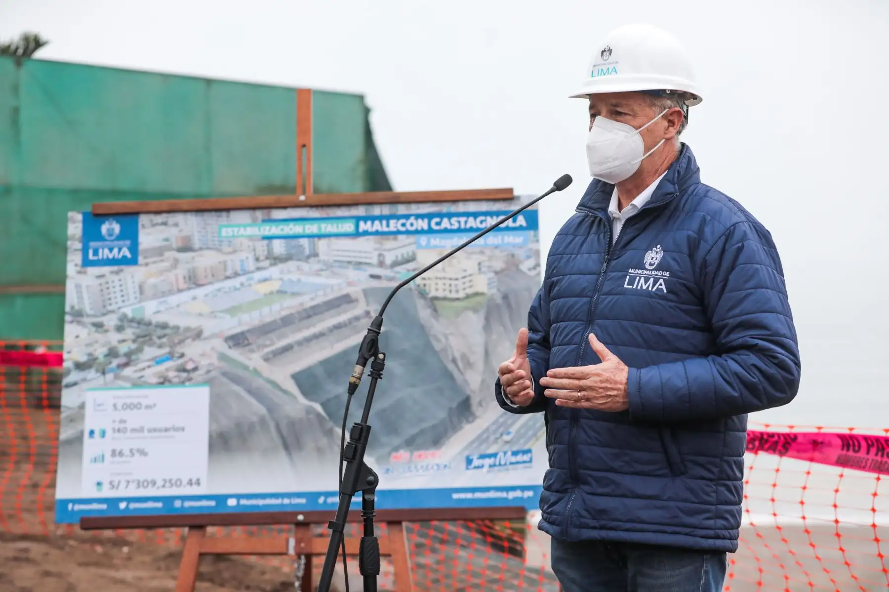El alcalde de Lima, Jorge Muñoz, supervisa el avance de obras de estabilización de talud para prevenir el deslizamiento de rocas hacia la Costa Verde en Malecón Castagnola de Magdalena de Mar Foto: MML