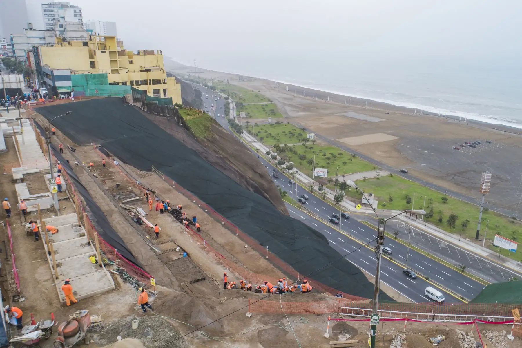 El alcalde de Lima, Jorge Muñoz, supervisa el avance de obras de estabilización de talud para prevenir el deslizamiento de rocas hacia la Costa Verde en Malecón Castagnola de Magdalena de Mar Foto: MML