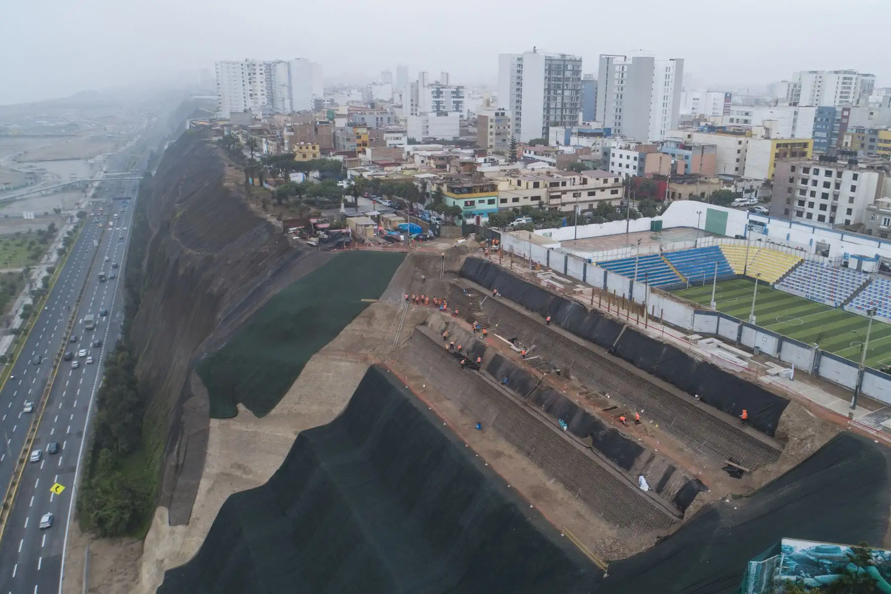 El alcalde de Lima, Jorge Muñoz, supervisa el avance de obras de estabilización de talud para prevenir el deslizamiento de rocas hacia la Costa Verde en el Malecón Castagnola de Magdalena de Mar Foto: MML