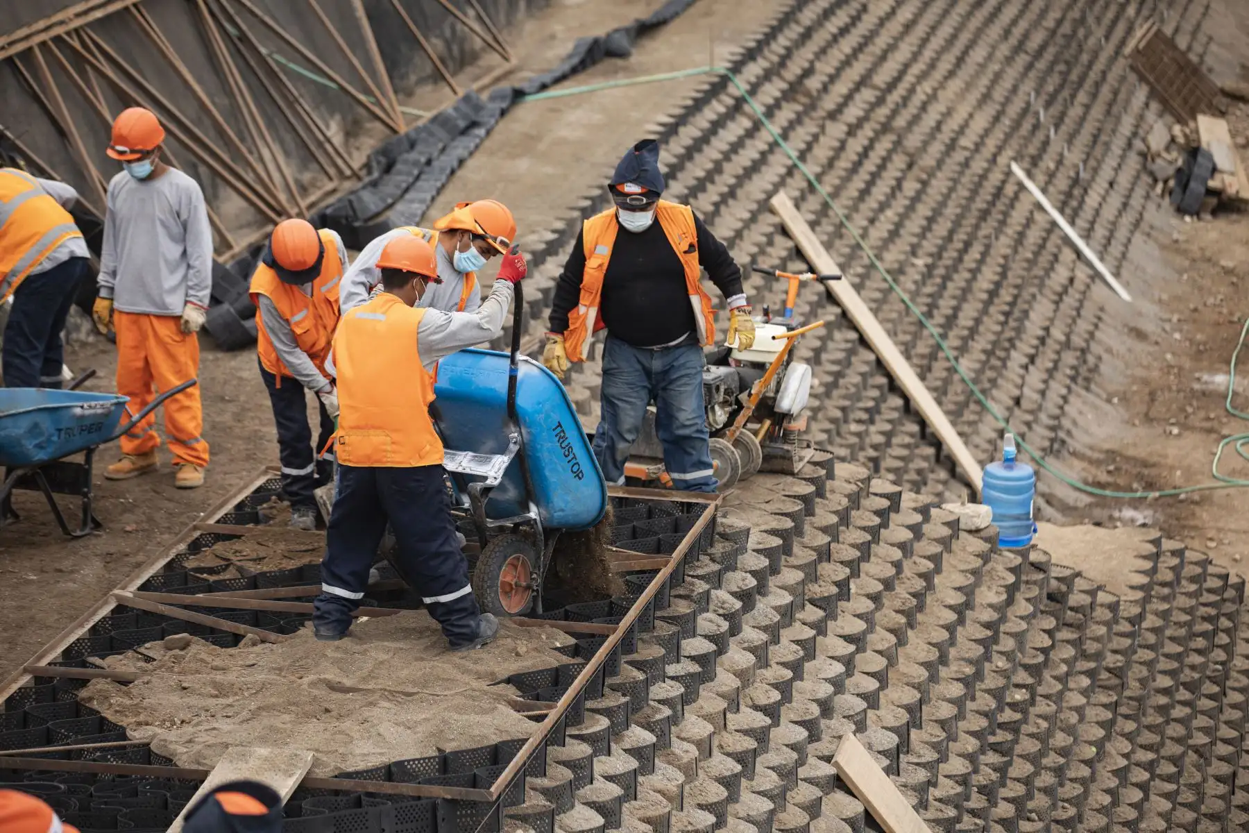 El alcalde de Lima, Jorge Muñoz, supervisa el avance de obras de estabilización de talud para prevenir el deslizamiento de rocas hacia la Costa Verde en Malecón Castagnola de Magdalena de Mar Foto: MML