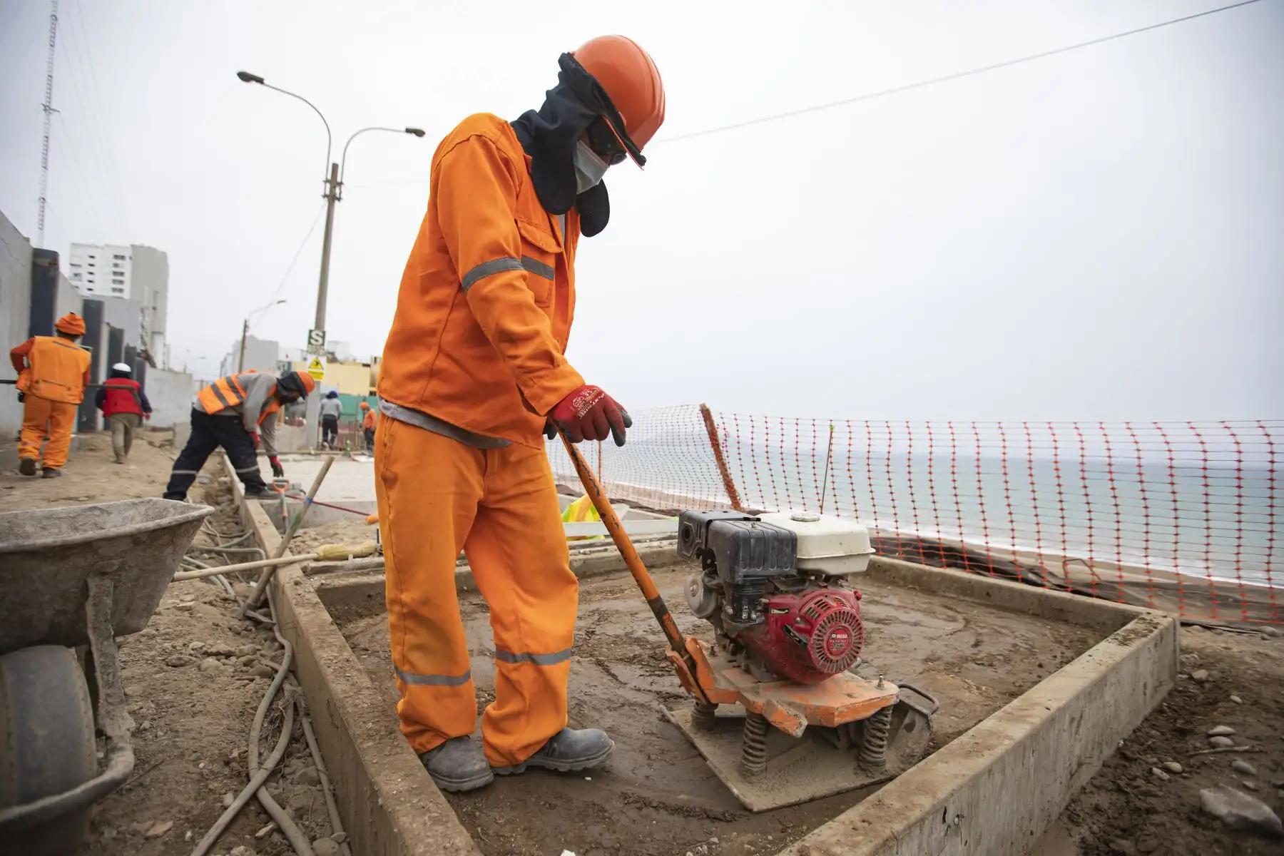 El alcalde de Lima, Jorge Muñoz, supervisa el avance de obras de estabilización de talud para prevenir el deslizamiento de rocas hacia la Costa Verde en Malecón Castagnola de Magdalena de Mar Foto: MML