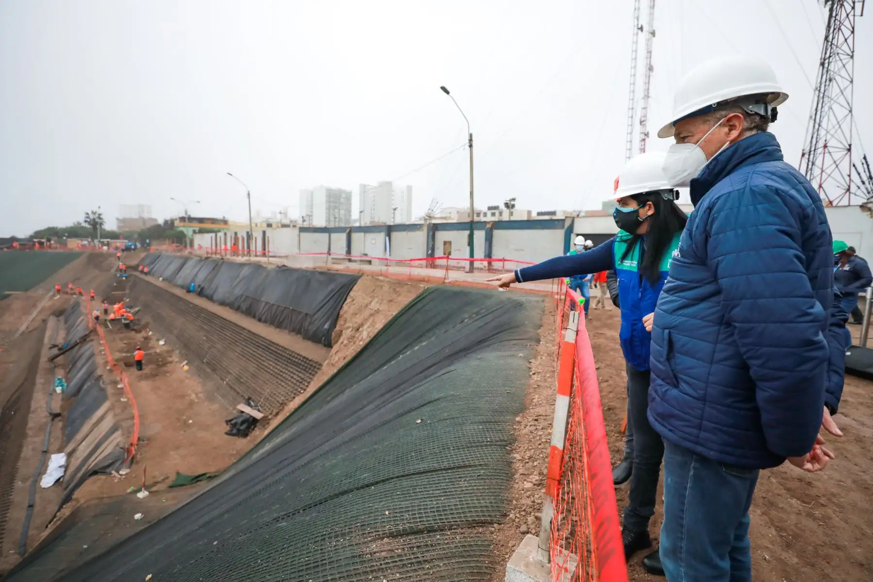 El alcalde de Lima, Jorge Muñoz, supervisa el avance de obras de estabilización de talud para prevenir el deslizamiento de rocas hacia la Costa Verde en Malecón Castagnola de Magdalena de Mar Foto: MML