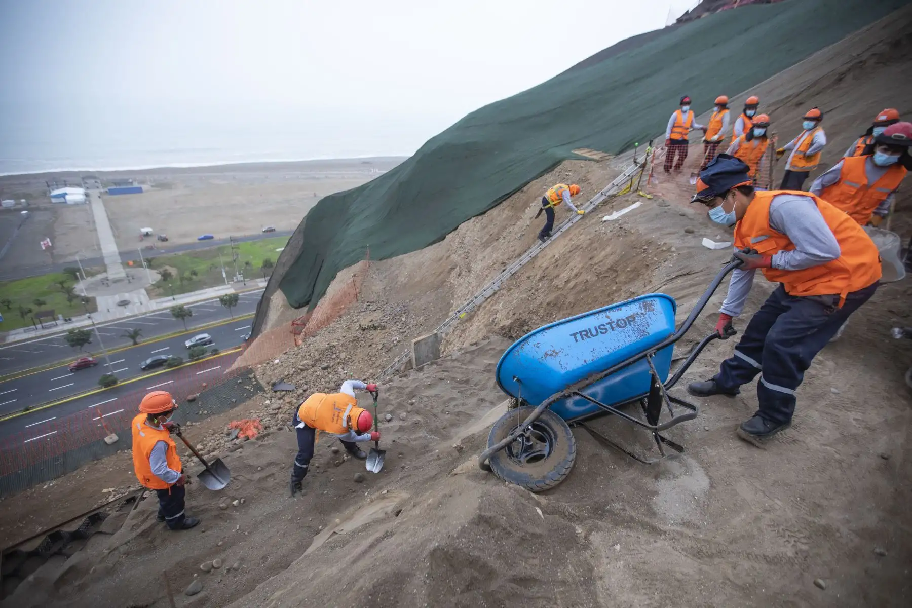 El alcalde de Lima, Jorge Muñoz, supervisa el avance de obras de estabilización de talud para prevenir el deslizamiento de rocas hacia la Costa Verde en Malecón Castagnola de Magdalena de Mar Foto: MML