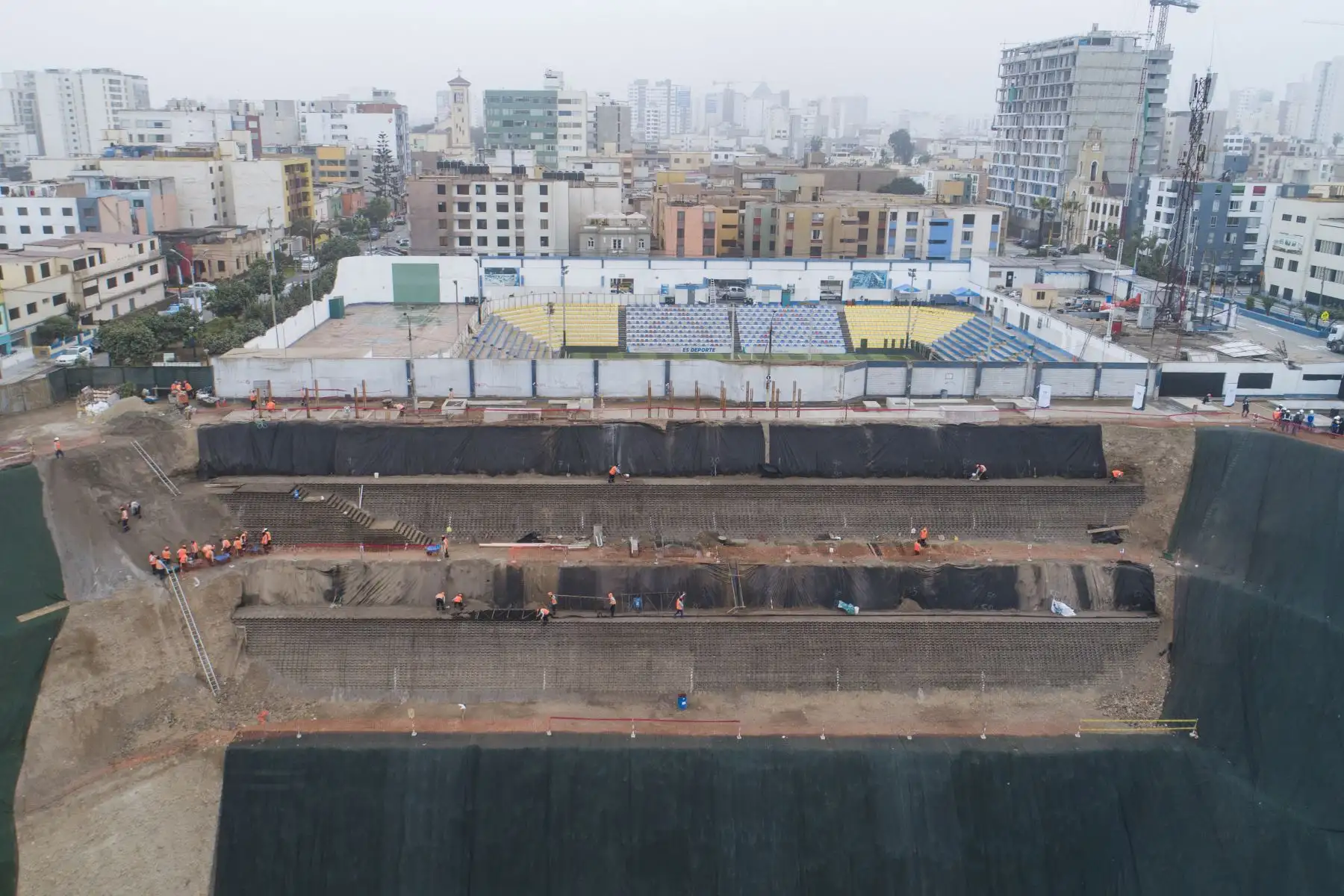 El alcalde de Lima, Jorge Muñoz, supervisa el avance de obras de estabilización de talud para prevenir el deslizamiento de rocas hacia la Costa Verde en Malecón Castagnola de Magdalena de Mar Foto: MML