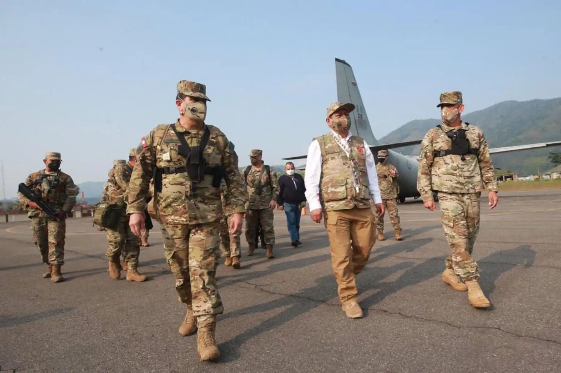 El ministro de Defensa , Walter Ayala arriba a Mazamari, para luego dirigirse a otras bases militares del VRAEM, con el objetivo de brindar el respaldo del Gobierno a las Fuerzas Armadas y reafirmar la lucha frontal contra el terrorismo.
Foto: Mindef