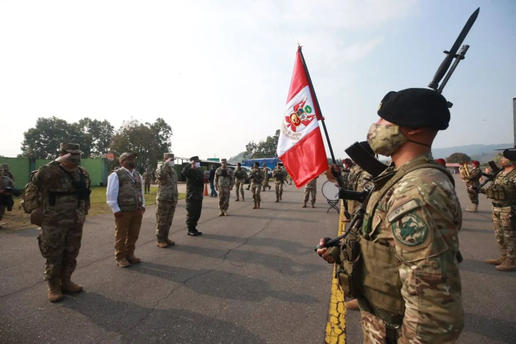 El ministro de Defensa , Walter Ayala arriba a Mazamari, para luego dirigirse a otras bases militares del VRAEM, con el objetivo de brindar el respaldo del Gobierno a las Fuerzas Armadas y reafirmar la lucha frontal contra el terrorismo.
Foto: Mindef