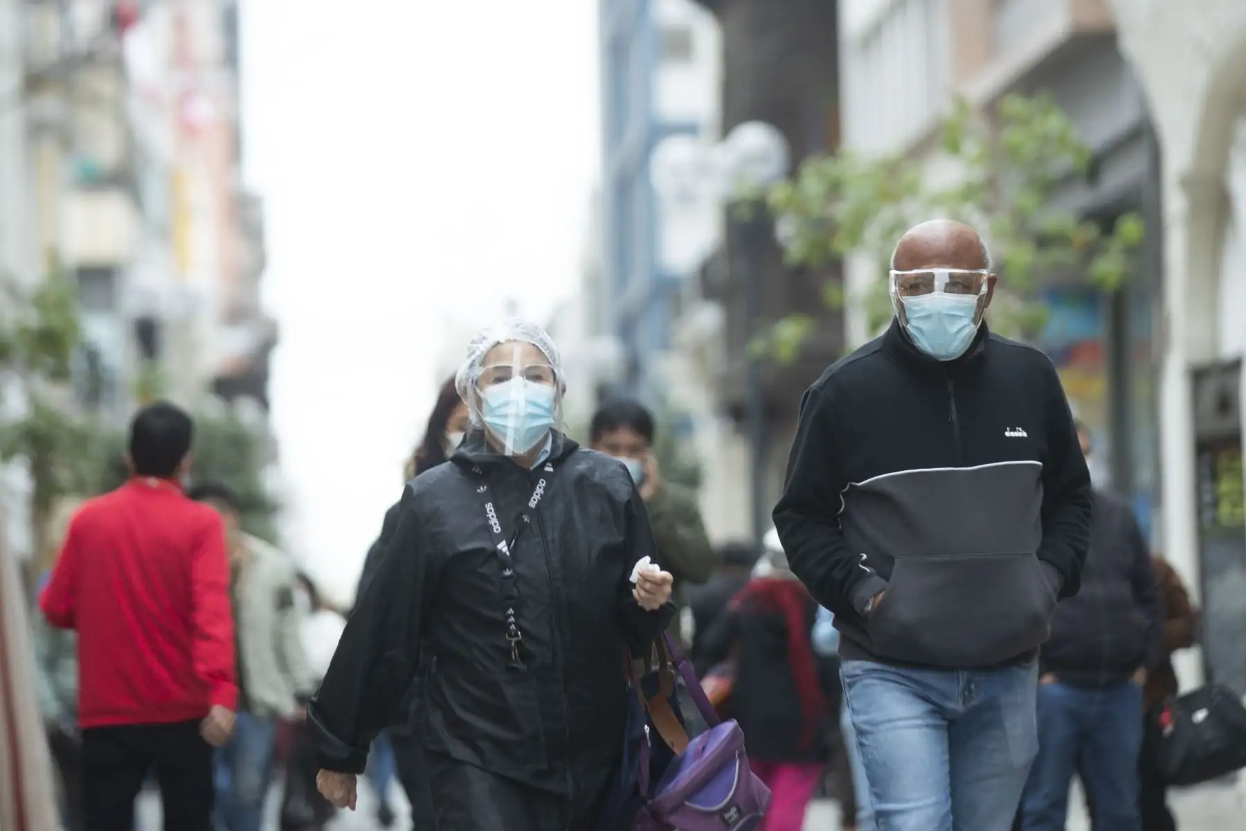 La mejor medida de protección contra la covid-19 es utilizar correctamente la doble mascarilla y el protector facial. Foto: ANDINA/Carla Patiño Ramírez