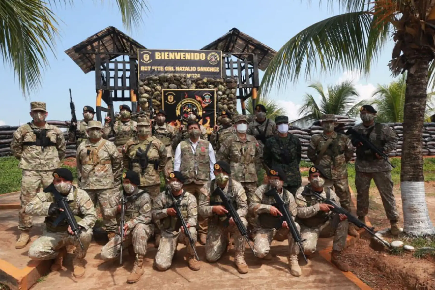 El ministro de Defensa, Walter Ayala visita la base contrasubversiva Valle Esmeralda, ubicada en la selva de Junín, para reconocer el trabajo que realizan nuestros valientes efectivos militares en esta zona del país.
Foto: Mindef