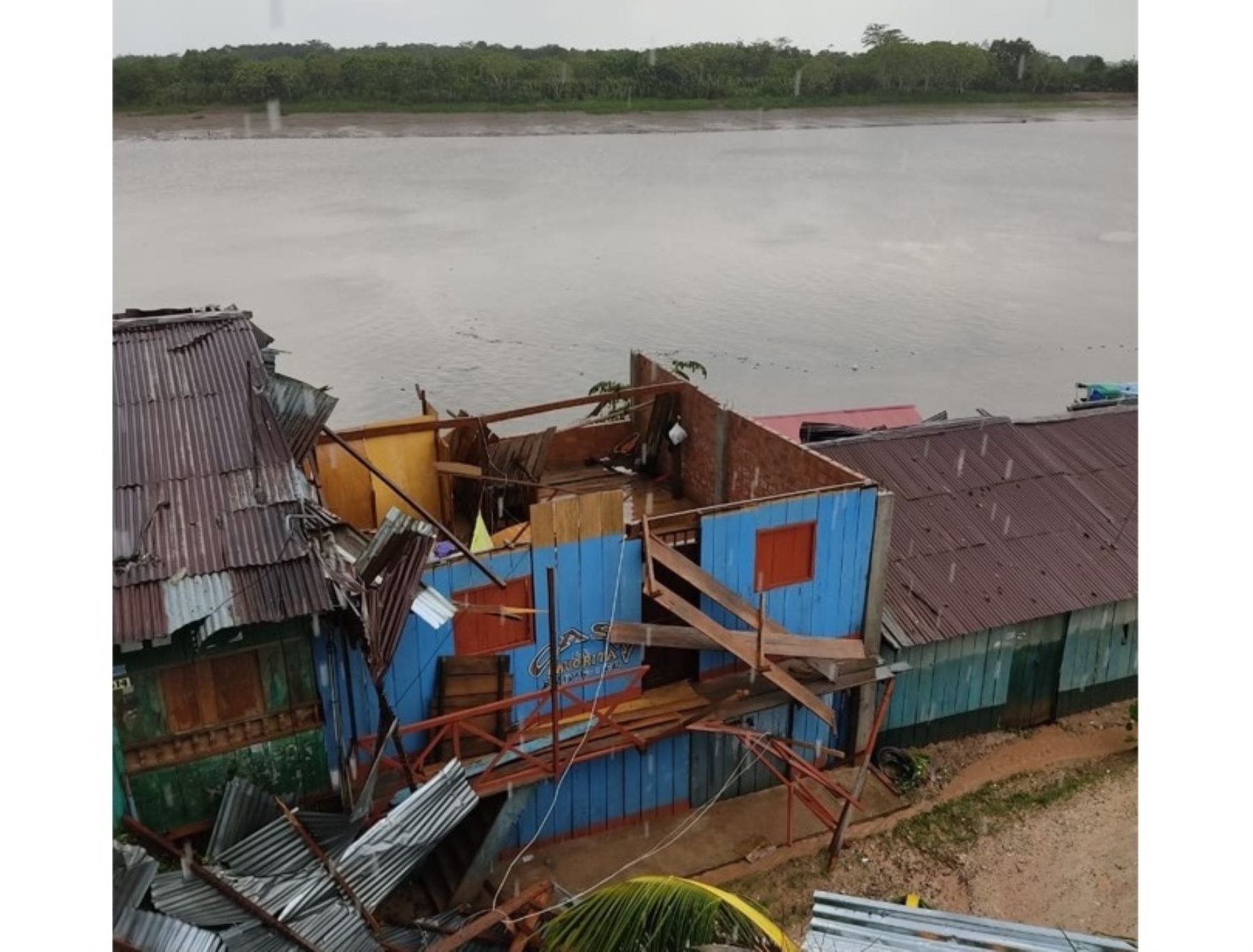 Vientos fuertes causan daños en techos de viviendas en diversas zonas de la ciudad de Yurimaguas, región Loreto.