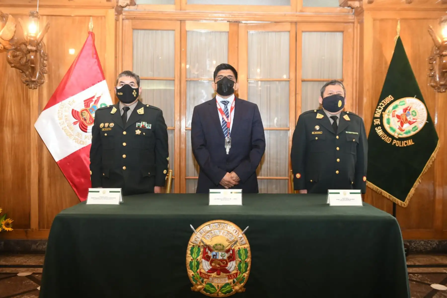 Ministro del Interior, Juan Carrasco Millones, preside la ceremonia de conmemoración por el 92 aniversario de creación de la Dirección de Sanidad de la PNP (Dirsapol), en el hall principal de la sede institucional, en Miraflores. Foto: Mininter.