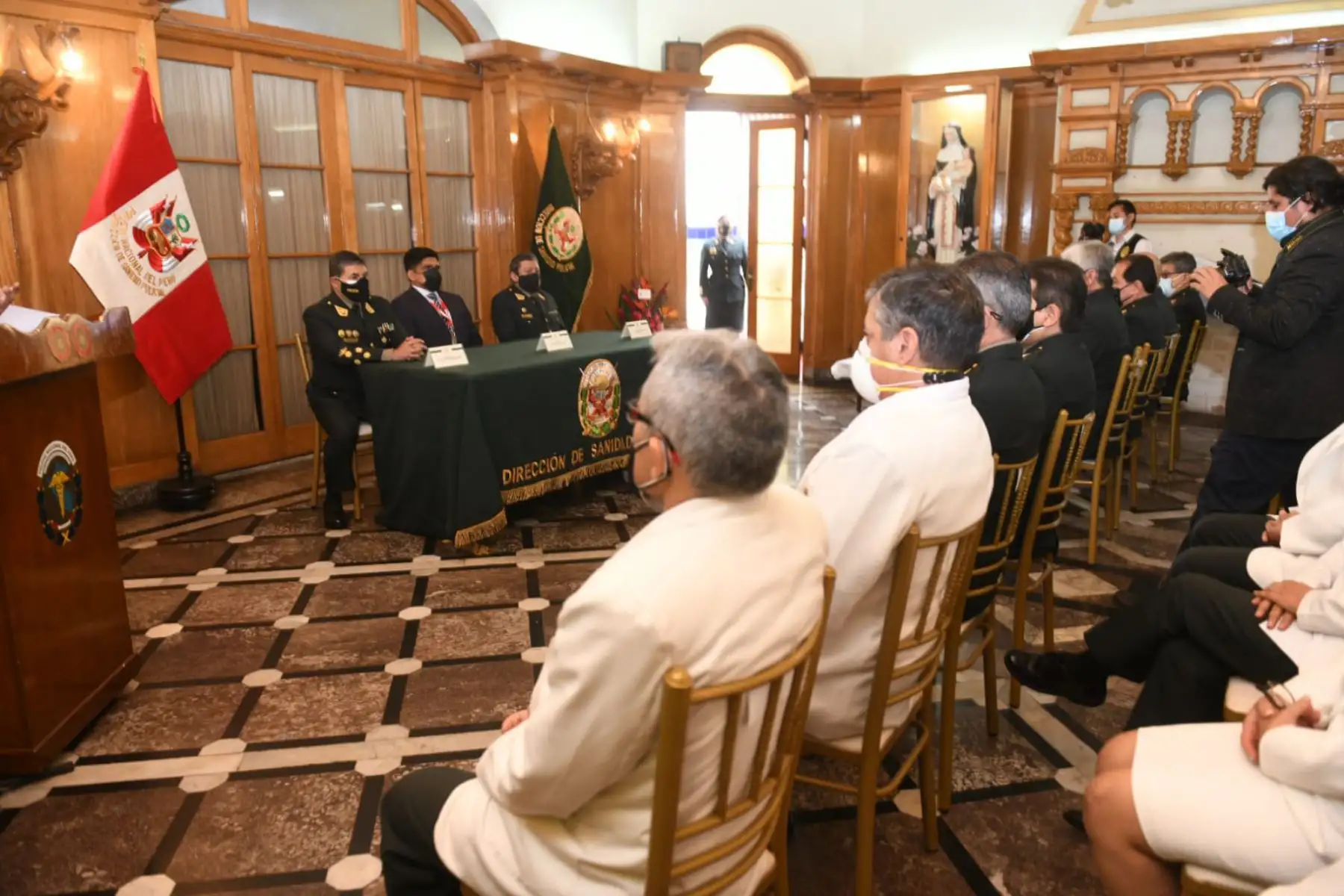 Ministro del Interior, Juan Carrasco Millones, preside la ceremonia de conmemoración por el 92° aniversario de creación de la Dirección de Sanidad de la PNP (Dirsapol), en el hall principal de la sede institucional, en Miraflores. Foto: Mininter