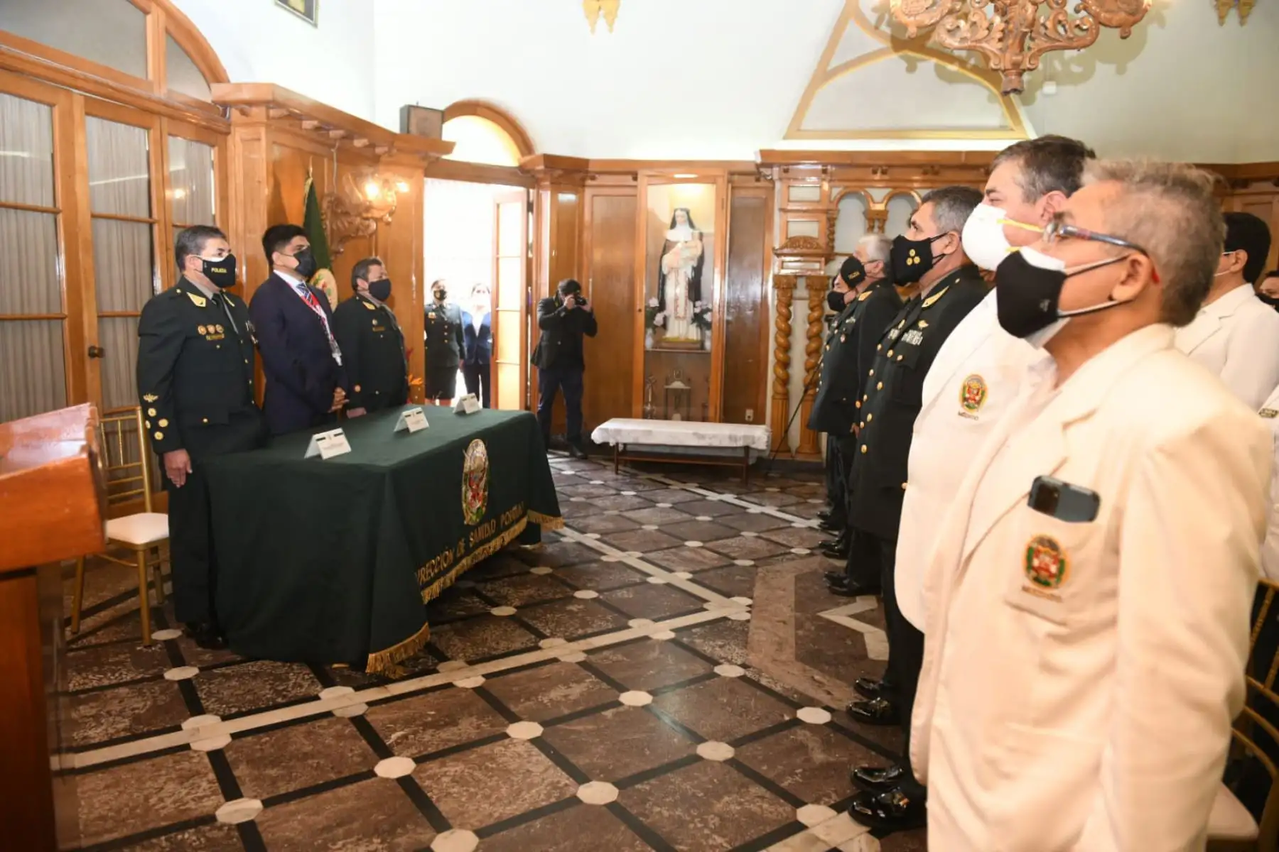 Ministro del Interior, Juan Carrasco Millones, preside la ceremonia de conmemoración por el 92° aniversario de creación de la Dirección de Sanidad de la PNP (Dirsapol), en el hall principal de la sede institucional, en Miraflores. Foto: Mininter