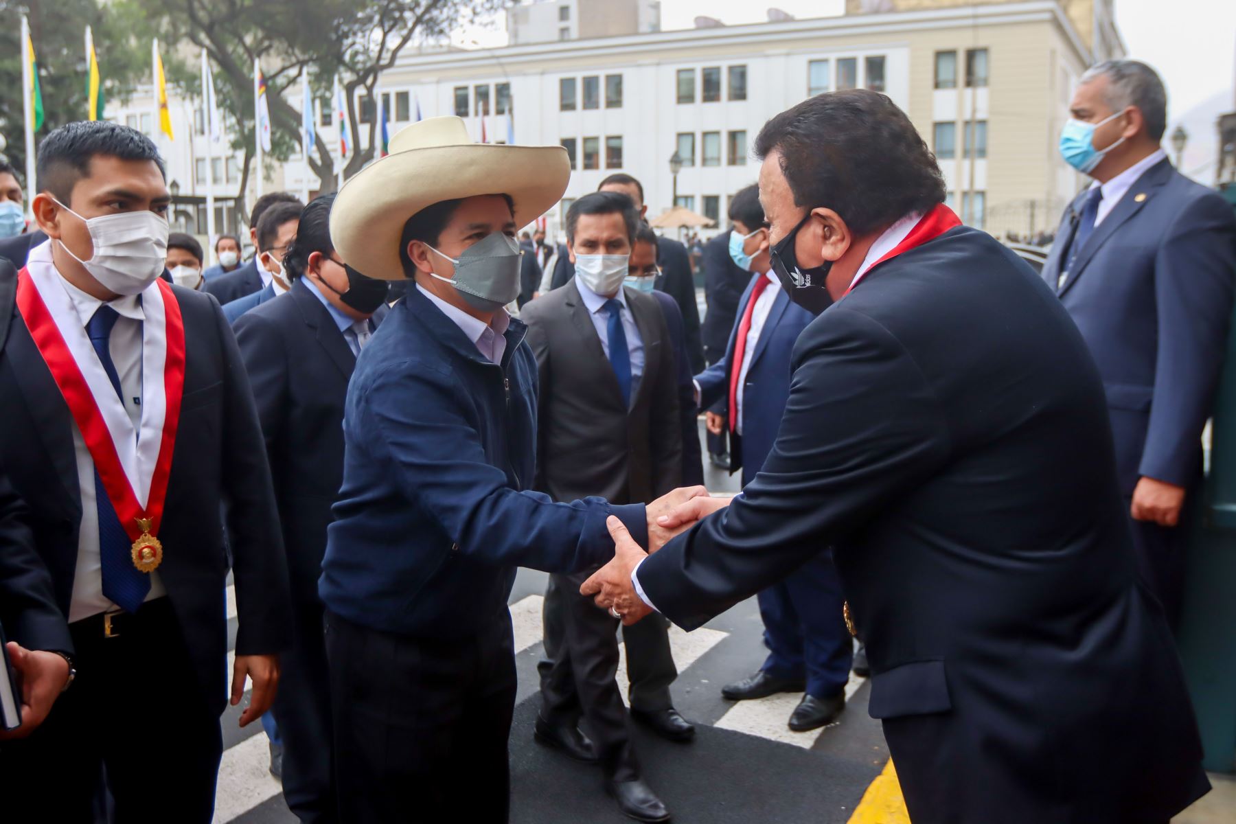 El presidente Pedro Castillo llega a la sede del Congreso y se reúne con la Mesa Directiva de ese poder del Estado.
Foto: ANDINA/Prensa Presidencia