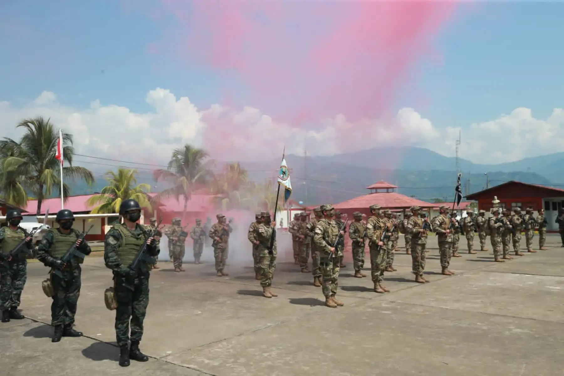 El ministro de Defensa, Walter Ayala visita el Fuerte Pichari, en el VRAEM,  para reconocer el trabajo que realizan los valientes efectivos militares en esta zona del país.
Foto: Mindef