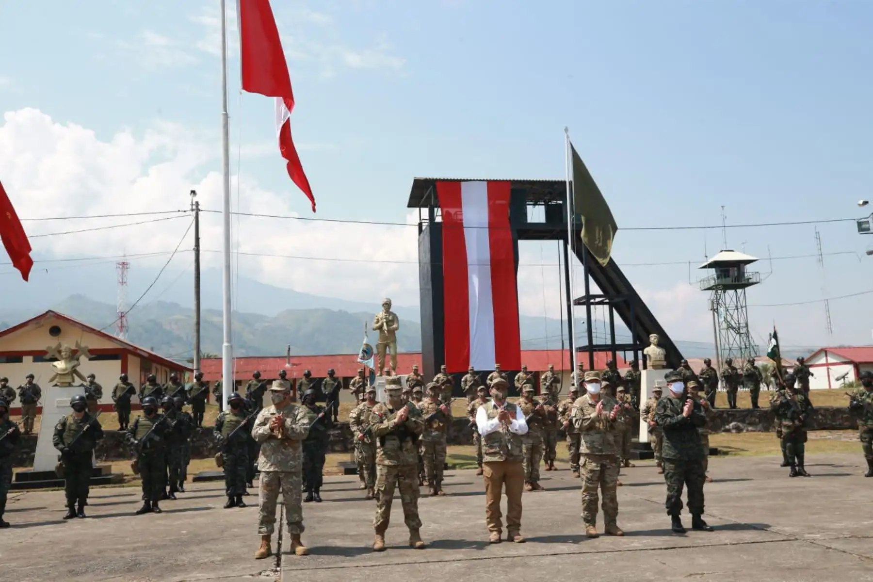 El ministro de Defensa, Walter Ayala visita el Fuerte Pichari, en el VRAEM,  para reconocer el trabajo que realizan los valientes efectivos militares en esta zona del país.
Foto: Mindef